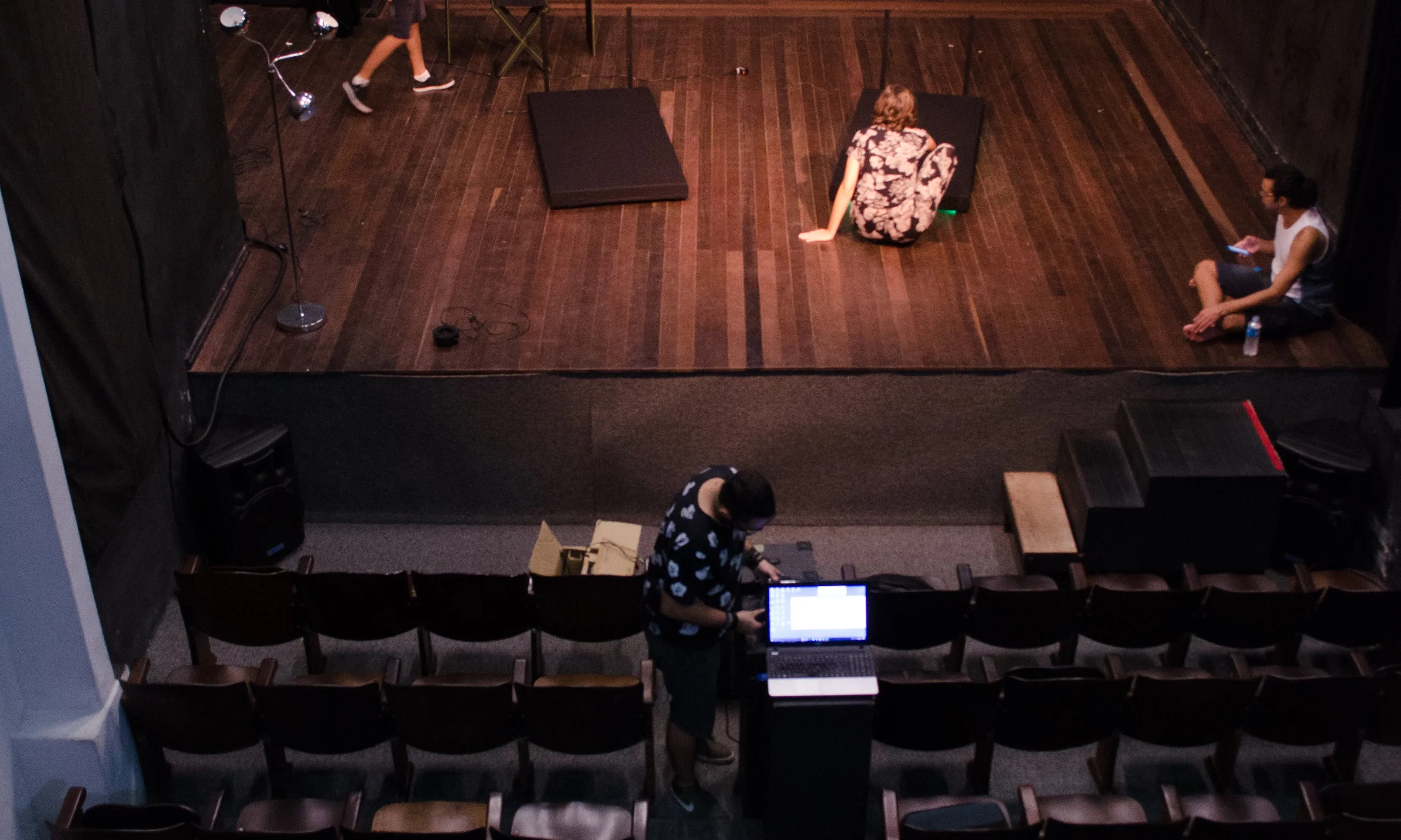 Actors assajant en un teatre. Font: Pexels - Ruca Souza