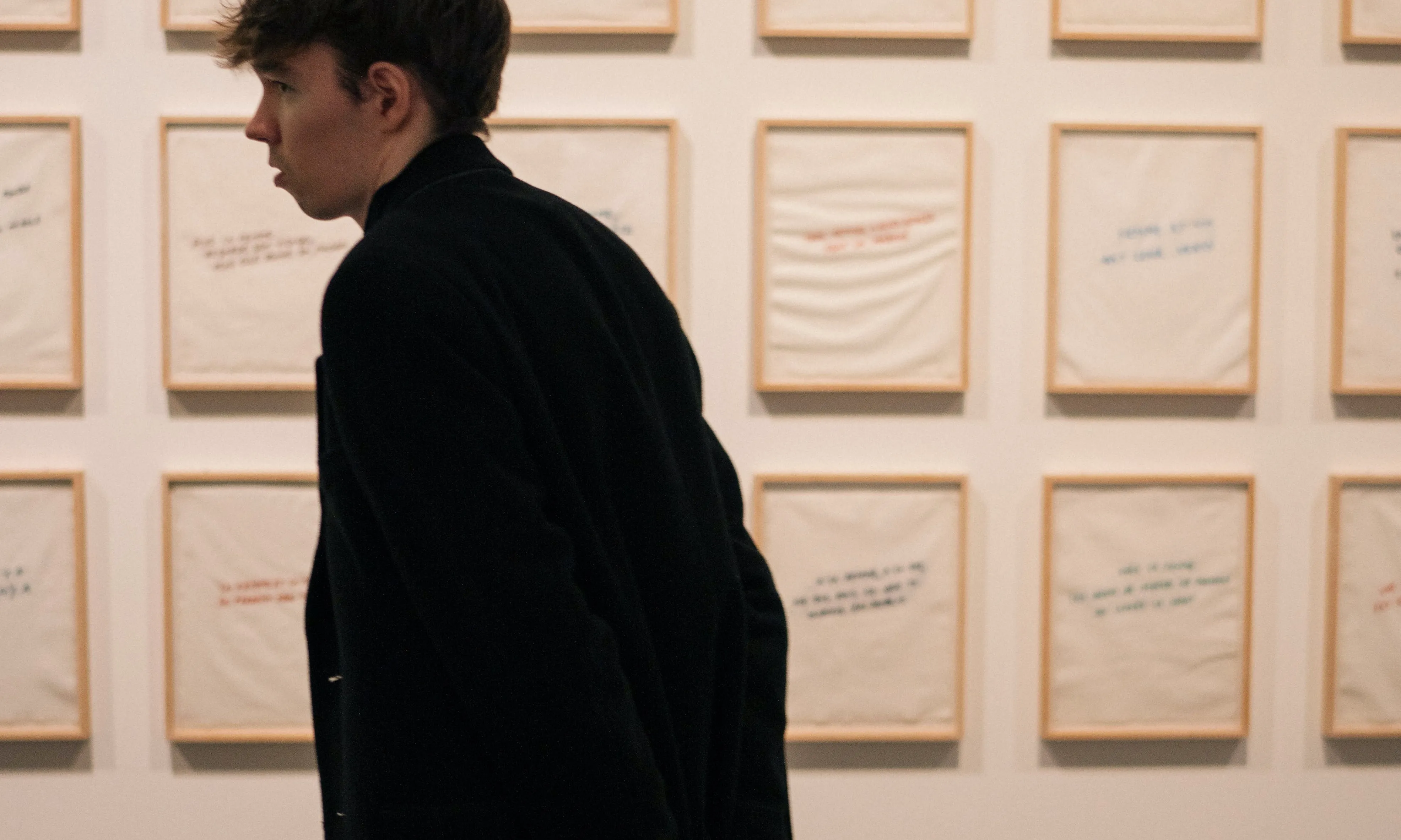 Noi mirant una exposició. Font: Pexels - Sami Abdullah