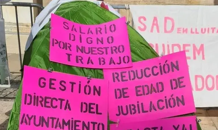 Pancartes de les treballadores del SAD durant les protestes d'aquest mes de desembre. Font: Sindicat S.A.D de Cuidadores Professionals Municipals.