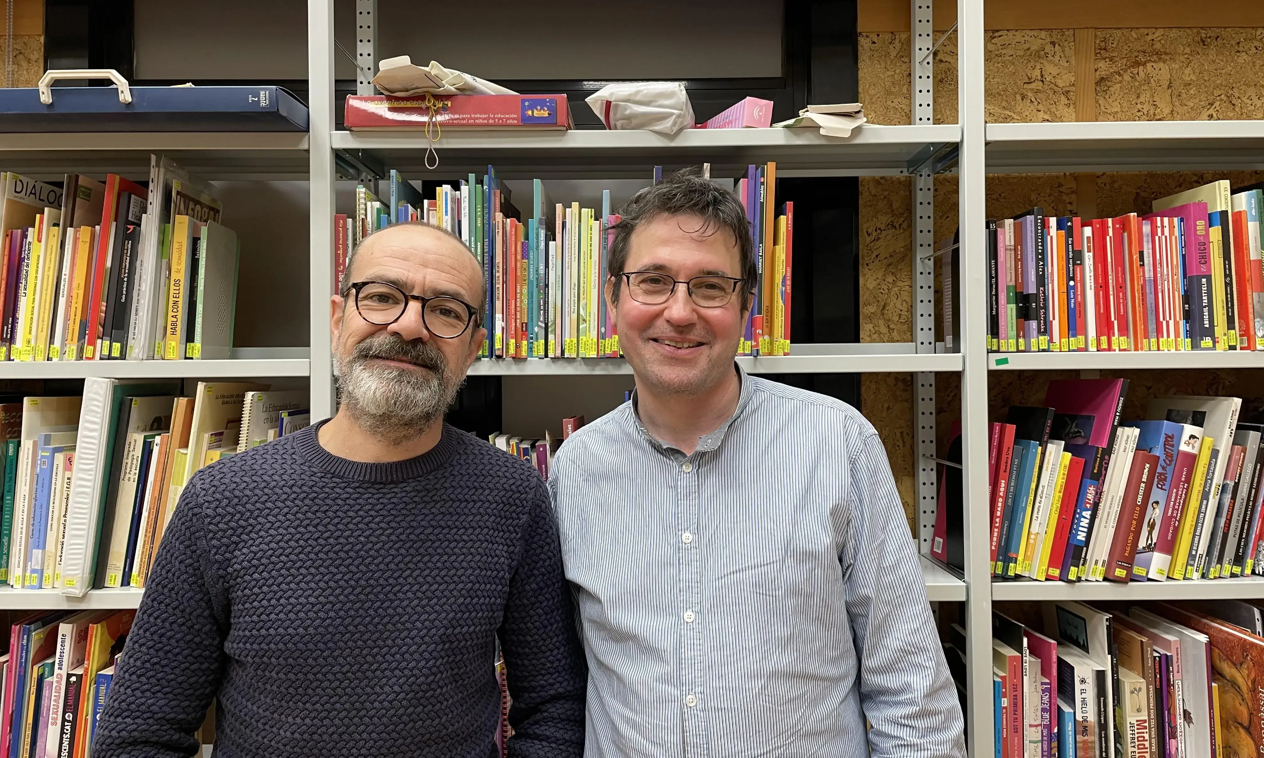 A l'esquerra, David Paricio, coordinador de l'entitat SIDA STUDI, i a la dreta, Víctor León, bibliotecari de l'entitat. Font: Colectic.