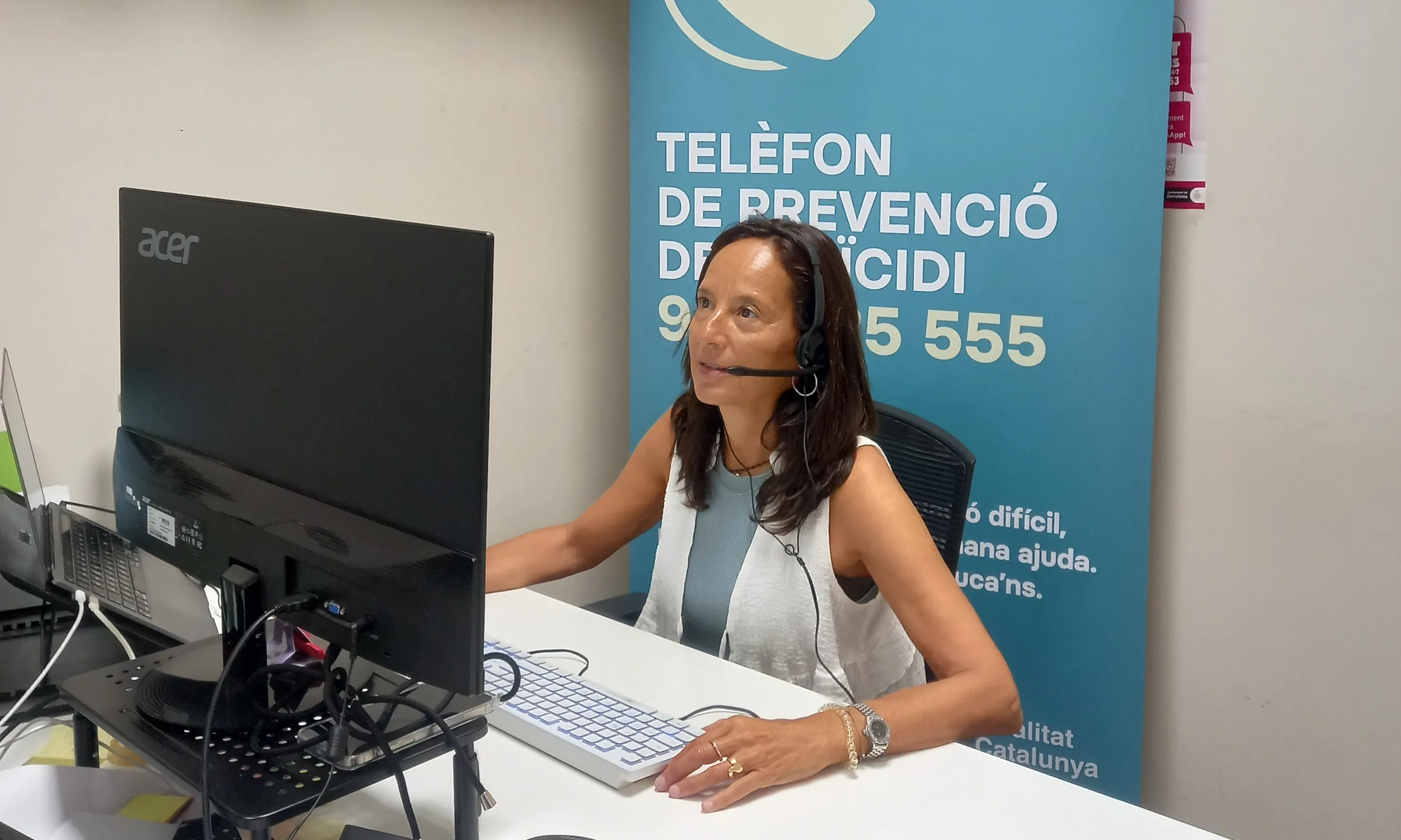 Voluntària del Telèfon de Prevenció del Suïcidi atenent trucades en el marc del projecte SOM Salut Mental 360 de Sant Joan de Déu.