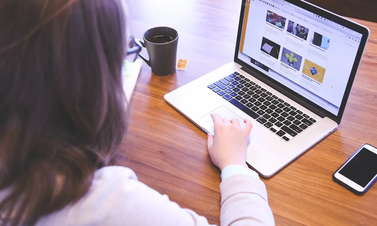 Els cursos han estat finançats per Servei d'Ocupació de Catalunya. Font: Pixabay. Persona treballant amb un ordinador portàtil i amb un café sobre la taula