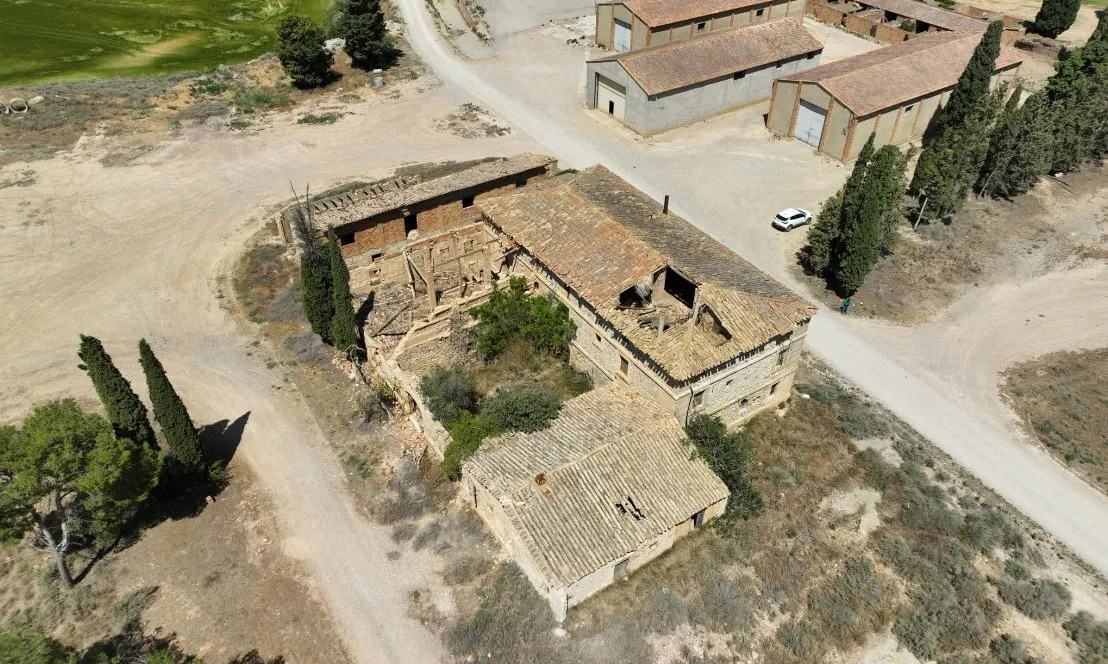La plataforma cívica #SalvemCasaVallmanya denuncia l'estat d'abandó de la finca.