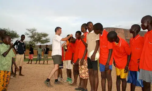 Voluntari en un camp de treball africà - Imatge de CC ONG