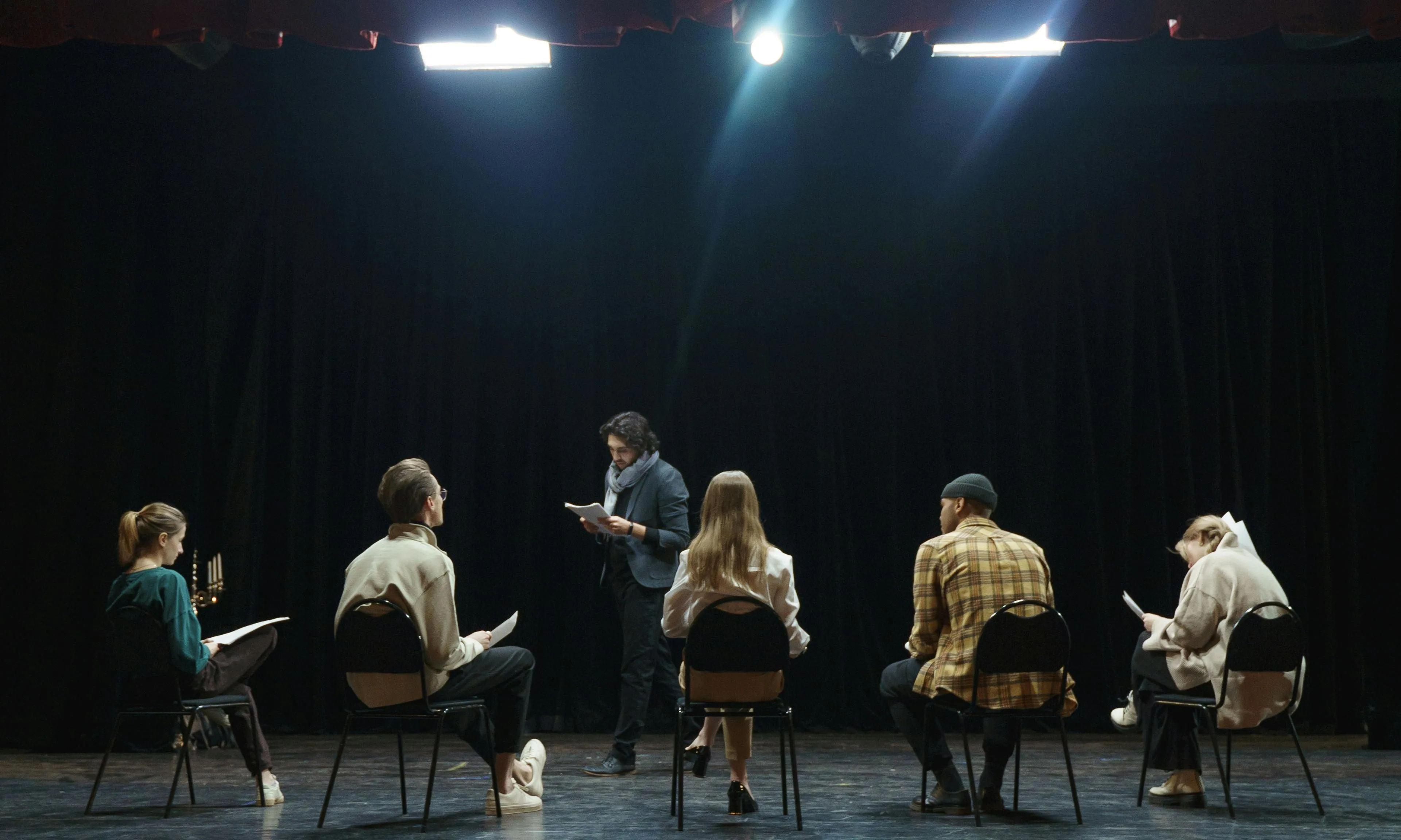 Persones assajant en un teatre. Font: Pexels - Cottombro Studio