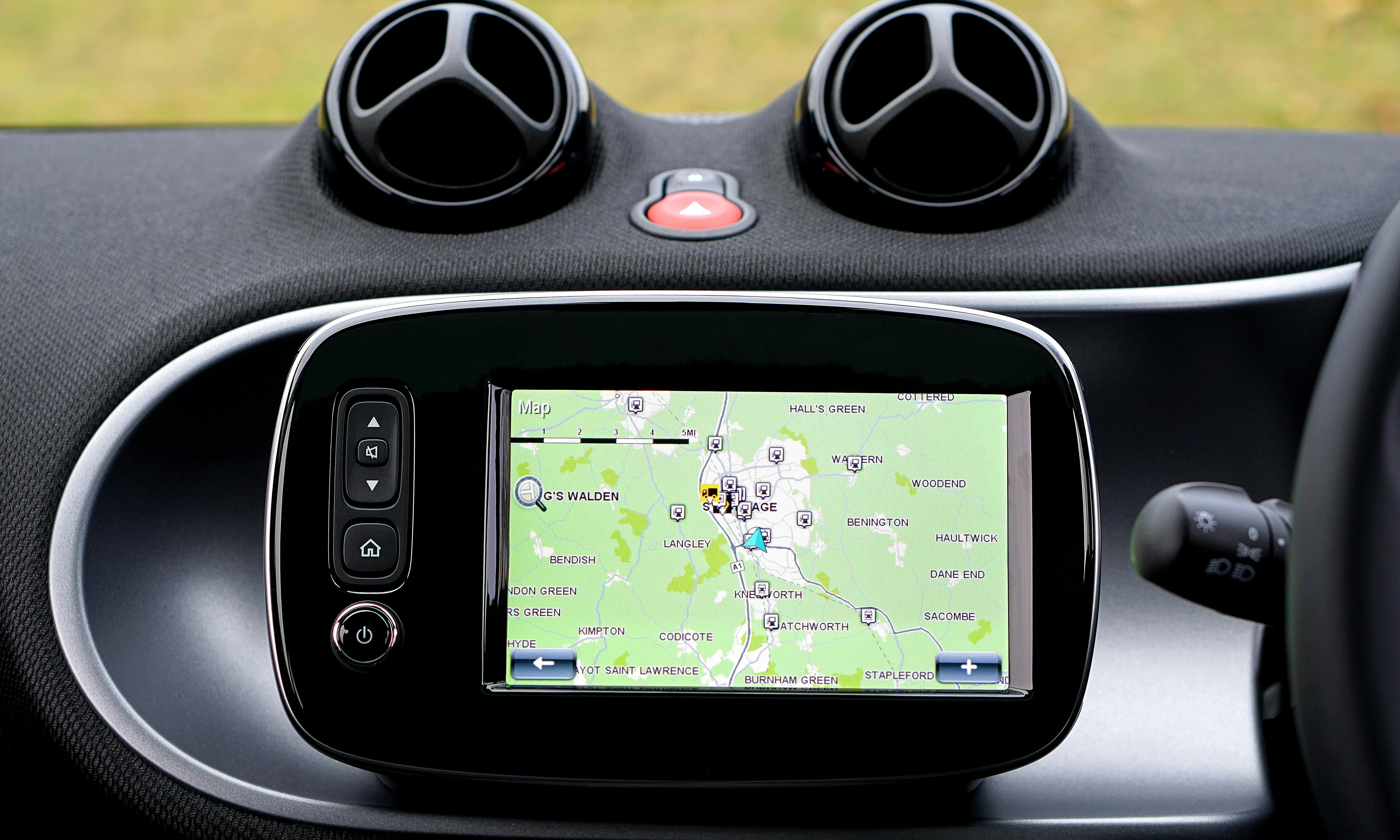 GPS en un cotxe. Font: Pexels - Mike Bird