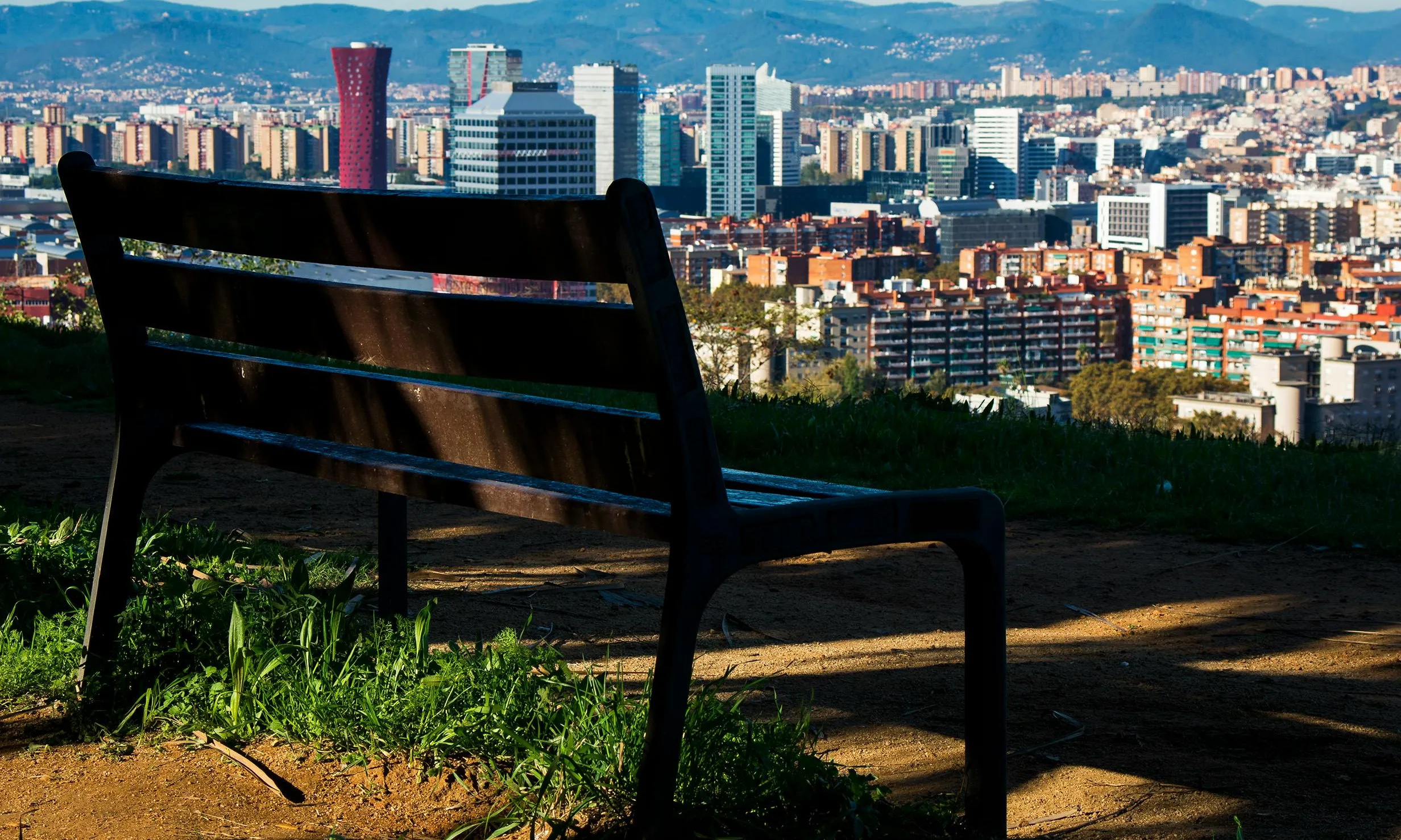 Primer pla d'un banc i al fons Barcelona Font: Pexels - Carlos Pernalete Tua Primer pla d'un banc i al fons Barcelona Font: Pexels - Carlos Pernalete Tua