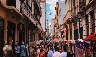 Persones passejant en una fira. Font: Pexels - Rafael Guimarães