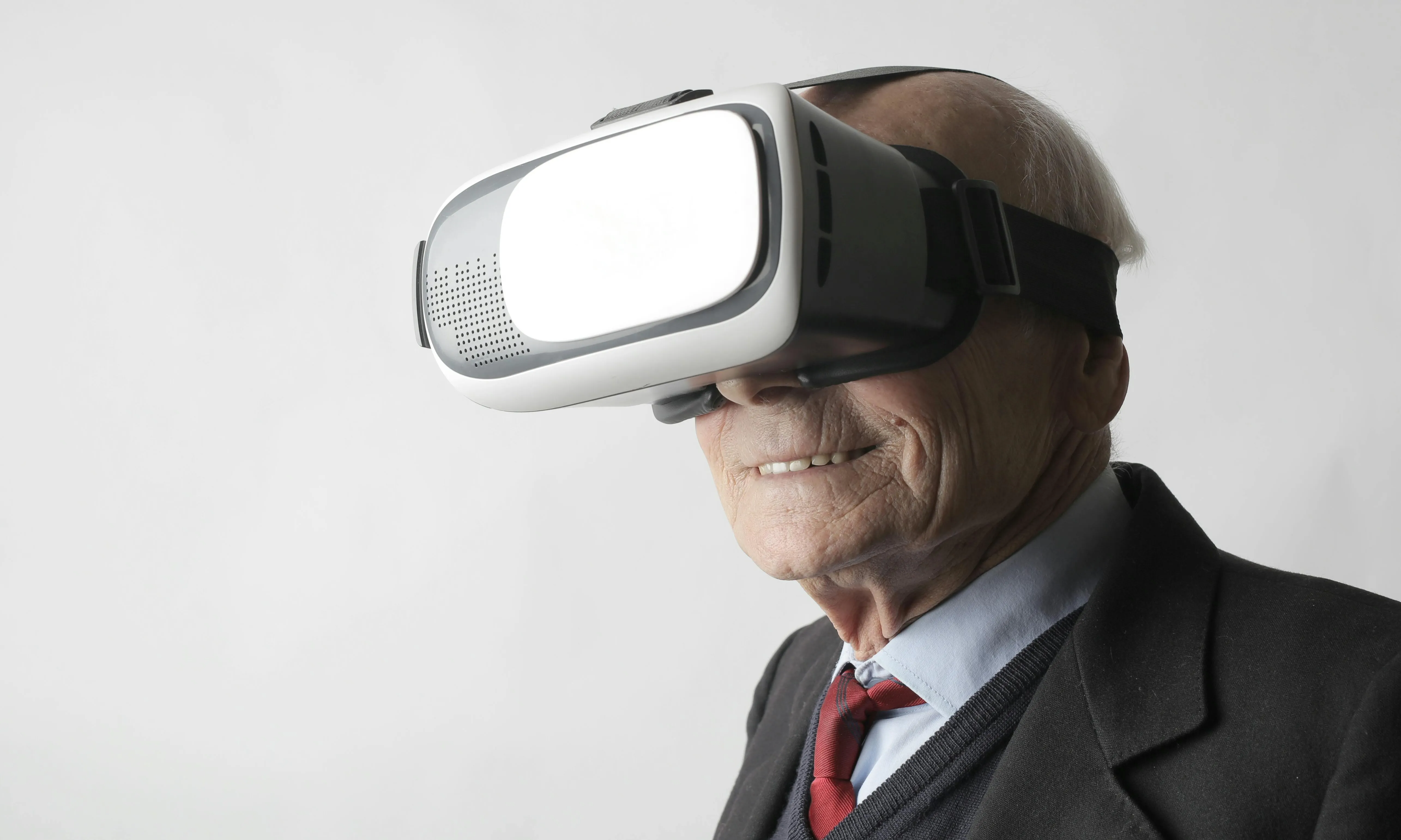 Persona gran amb ulleres 3D. Font: Pexels - Andrea Piacquadio