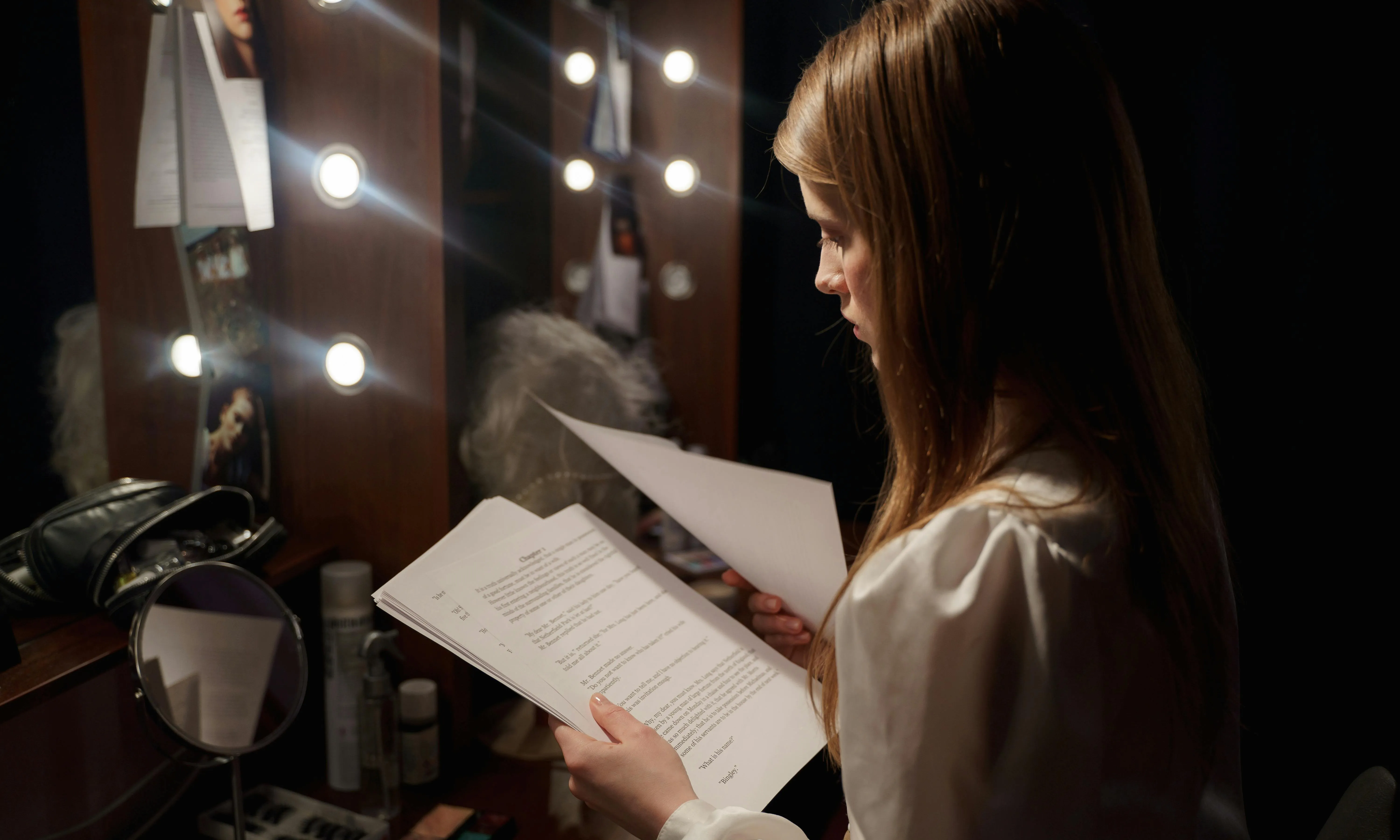 Noia assajant en un camerino