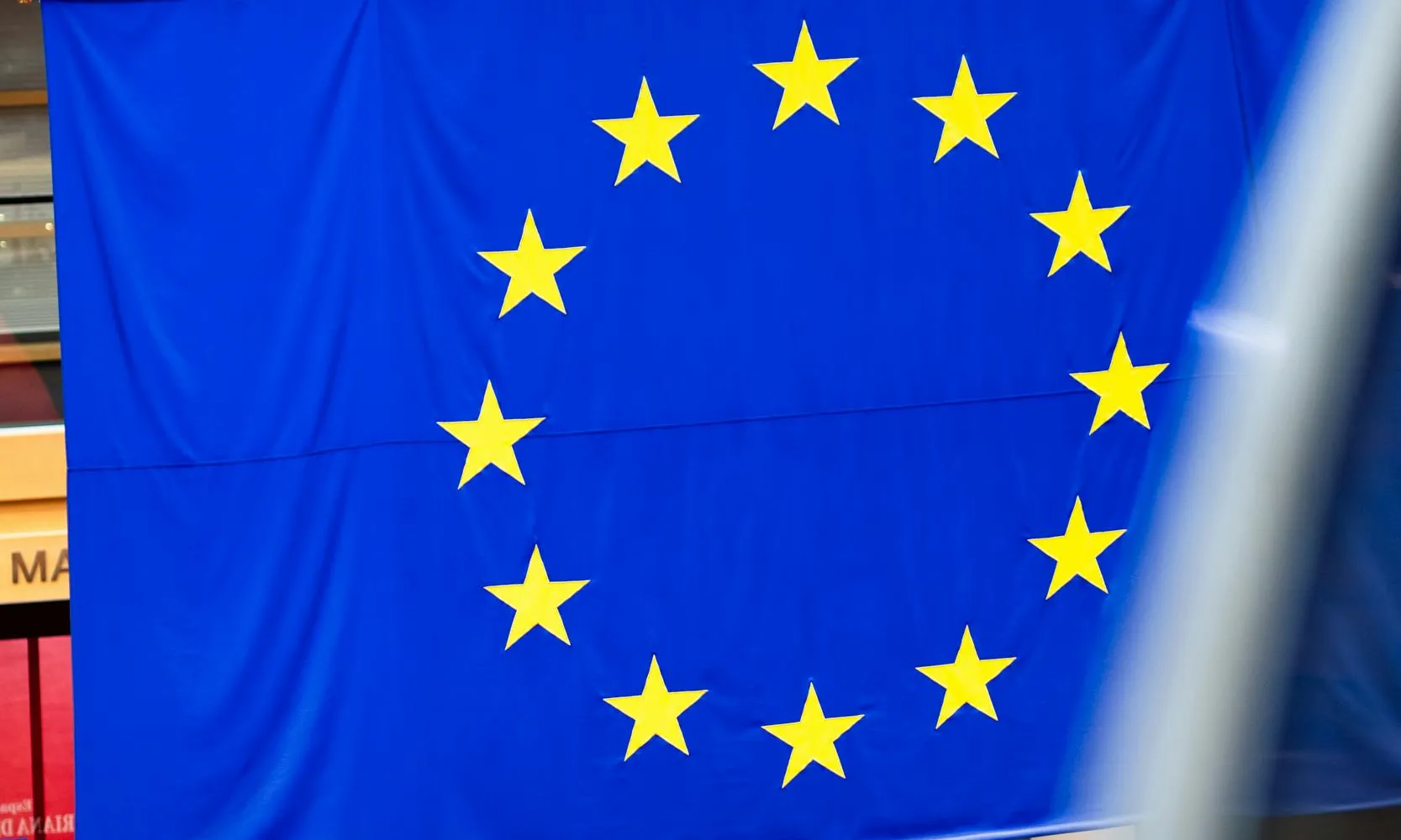 Bandera de la Comissió Europea dins d'un edifici. Font: Pexels - Dušan Cvetanović