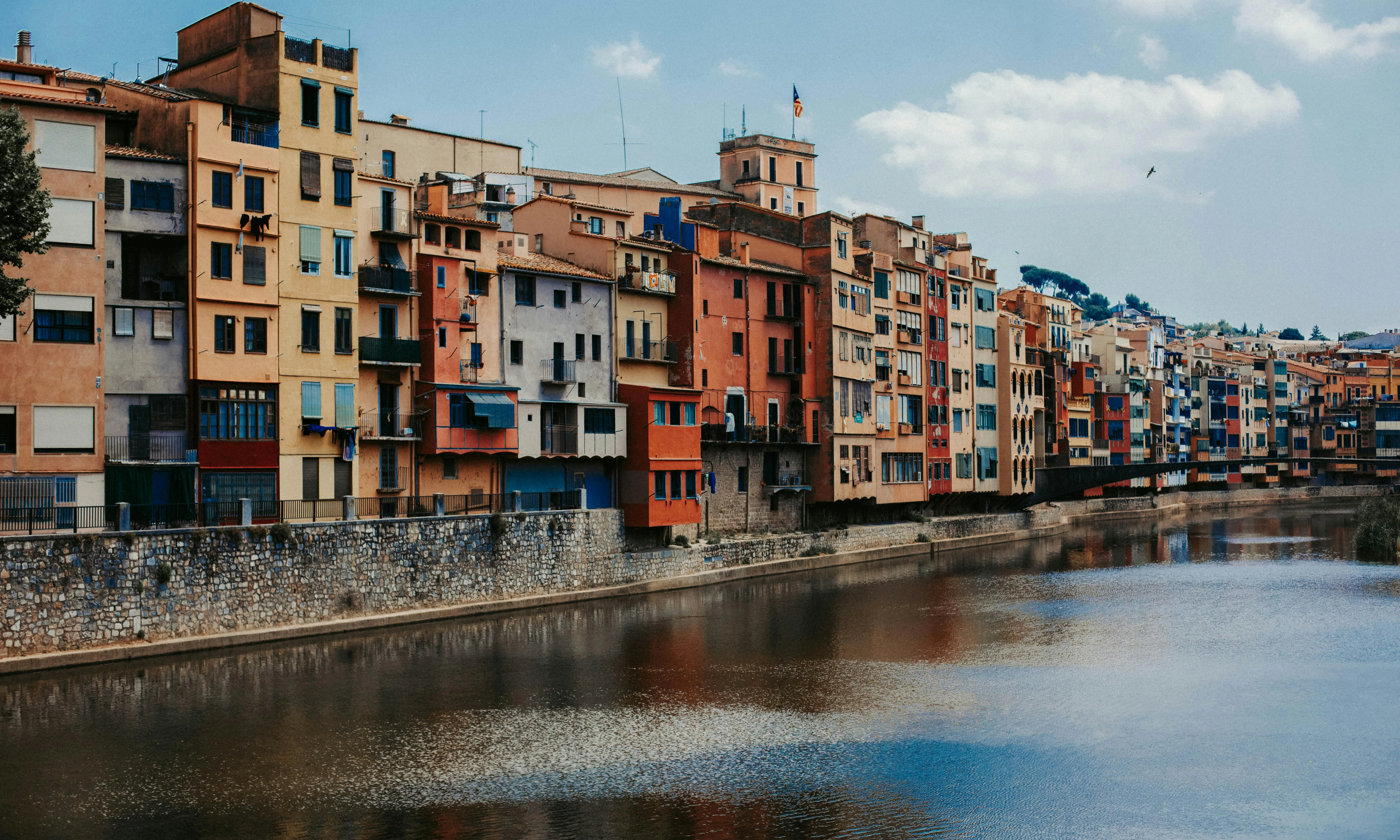 Ciutat de Girona, cases i riu. Font: Pexels - Evgeniya Kuzmina