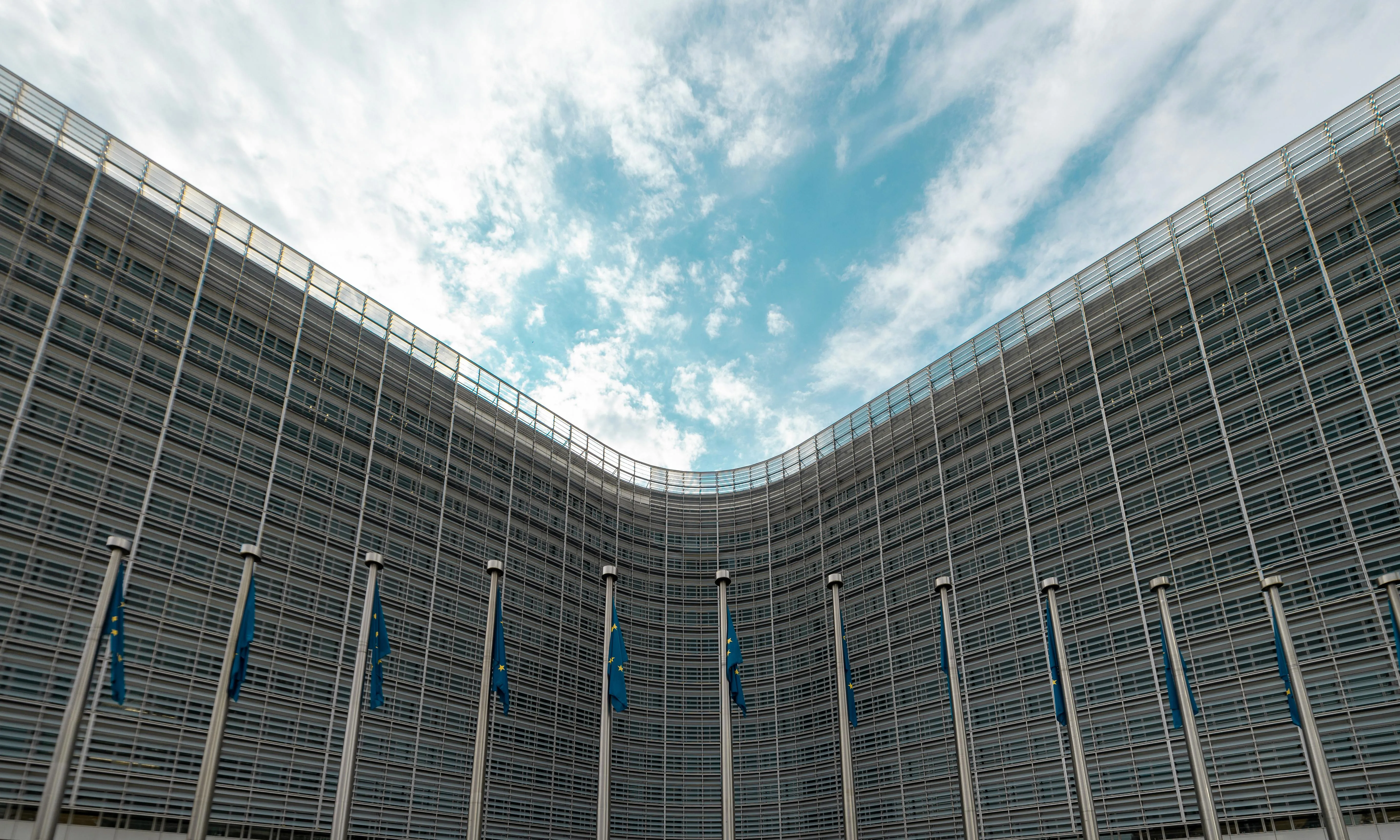 Edifici amb banderes de la Comissió Europea. Font: Pexels - Guillaume Meurice