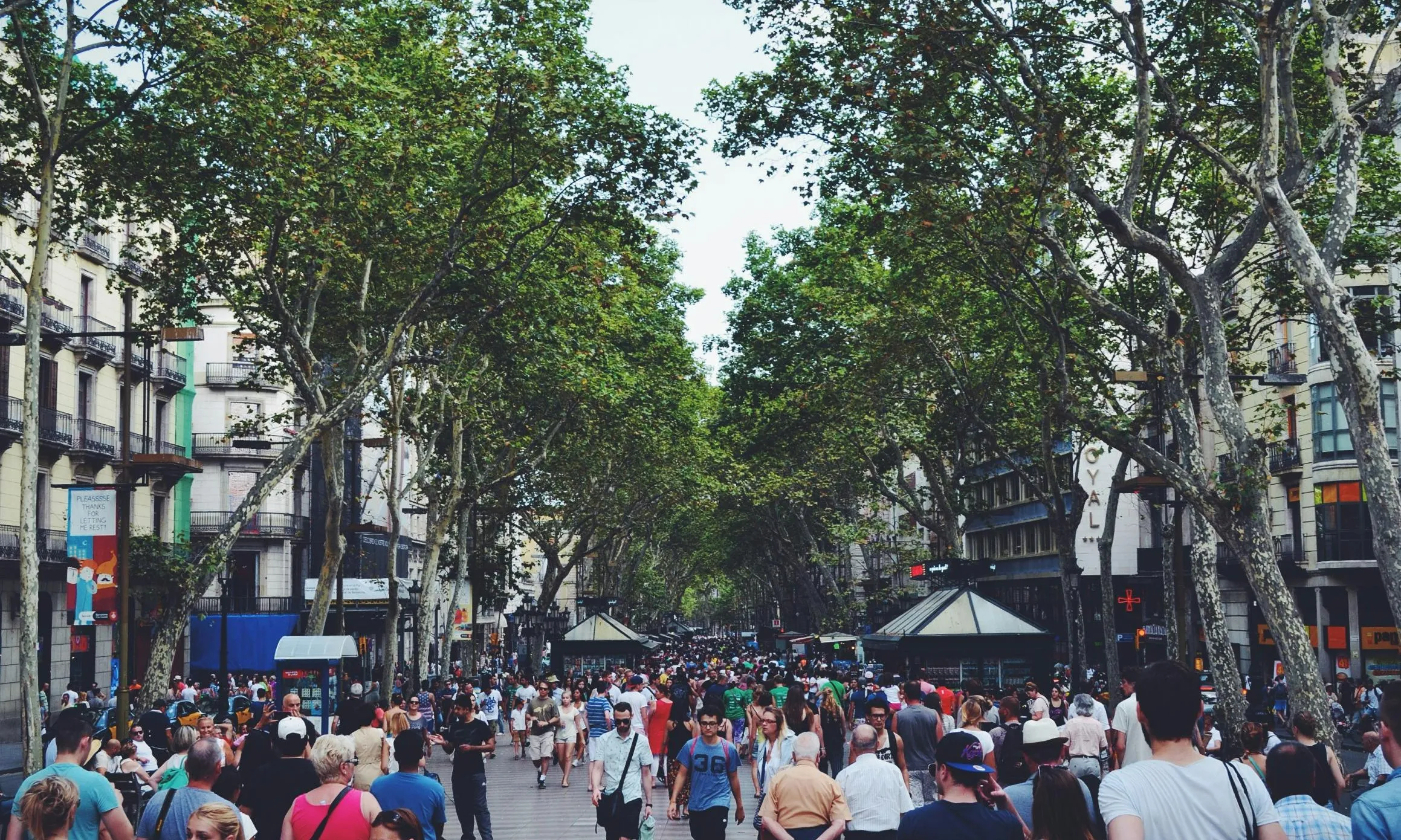 Gent passejant per les rambles. Font: Pexels - Pavlo Luchkovski