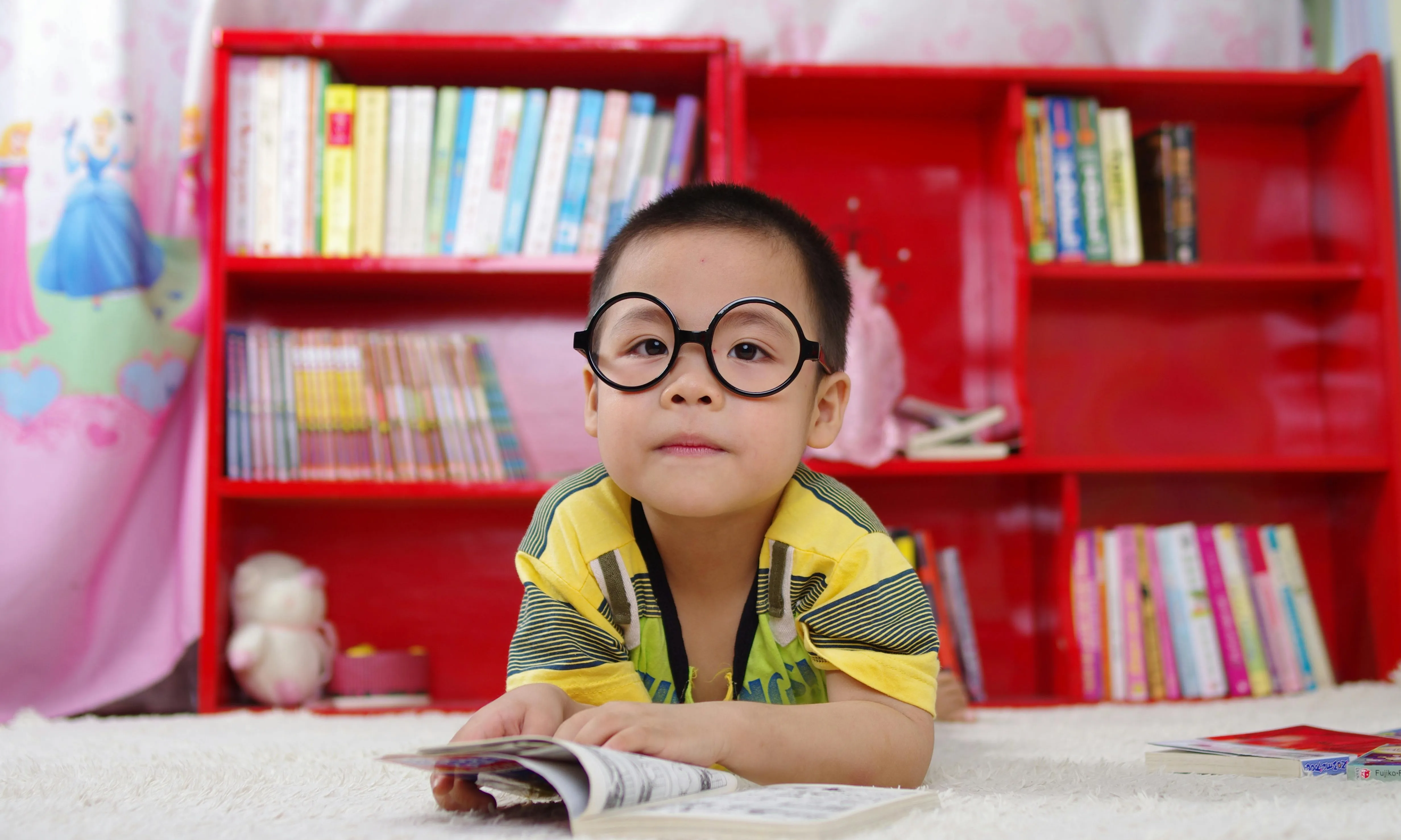 Nen llegint un llibre. 