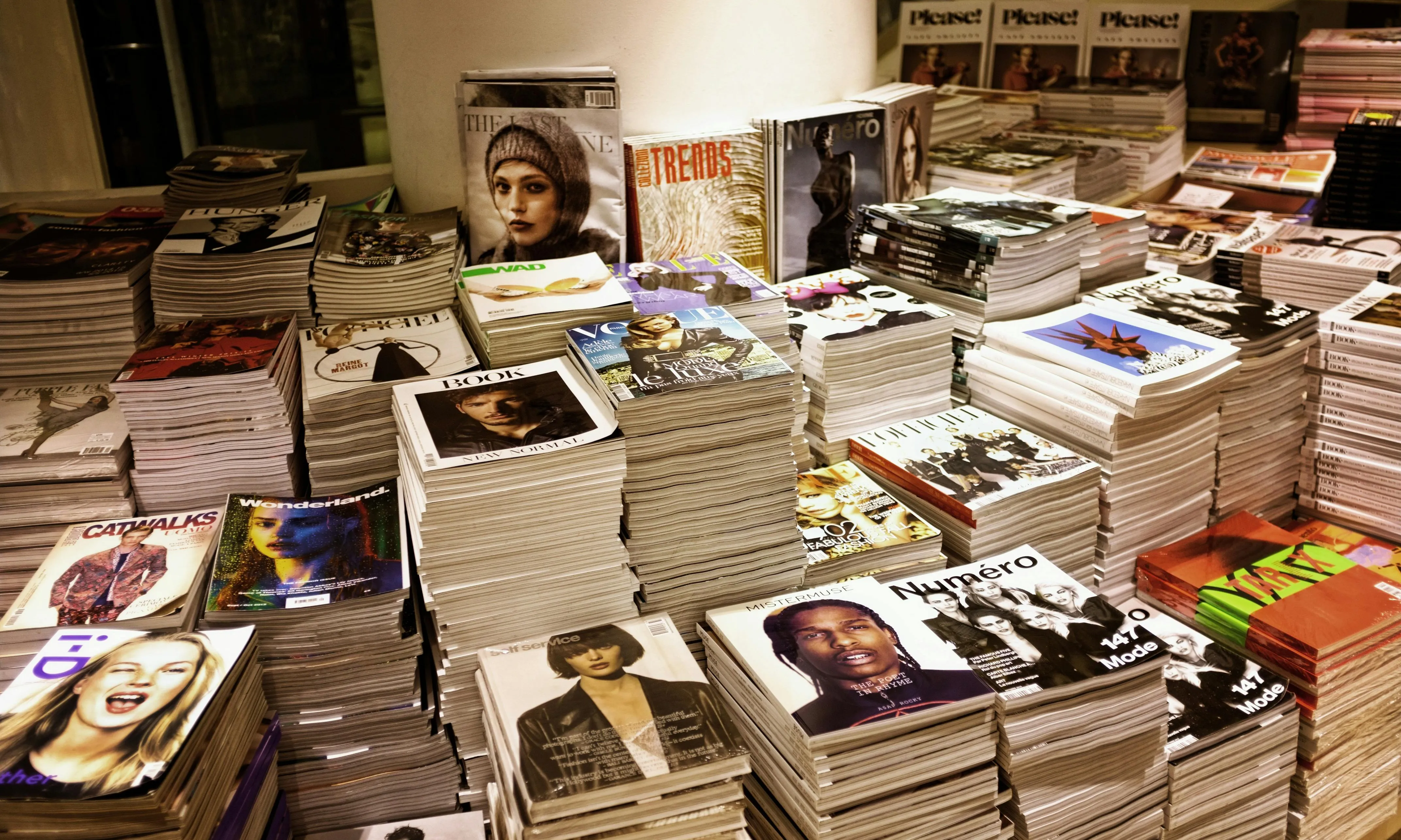 Piles de revistes en una llibreria. Font: Pexels - Pixabay