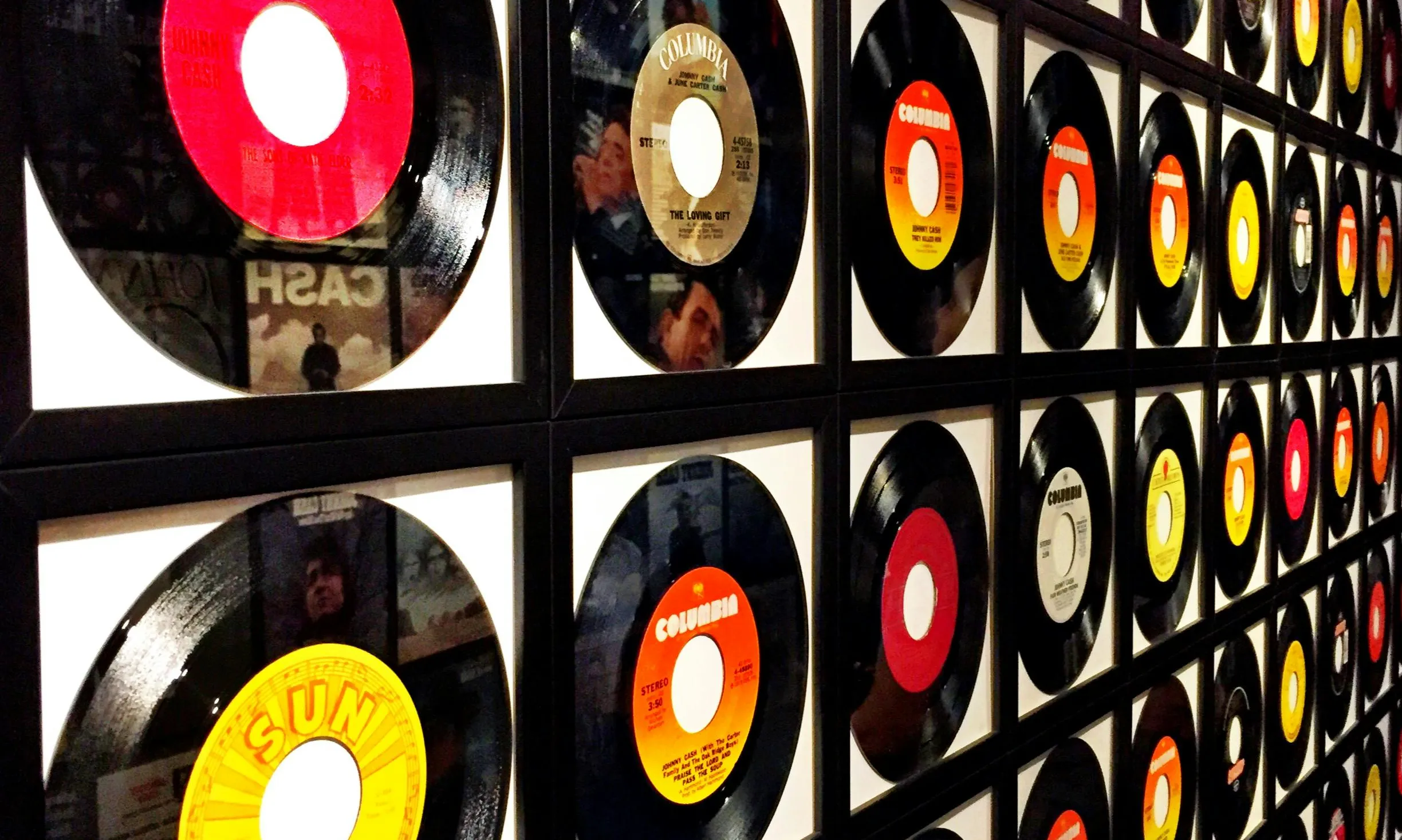 Discos penjats en quadres en una paret. Font: Pexels - Robin McPherson