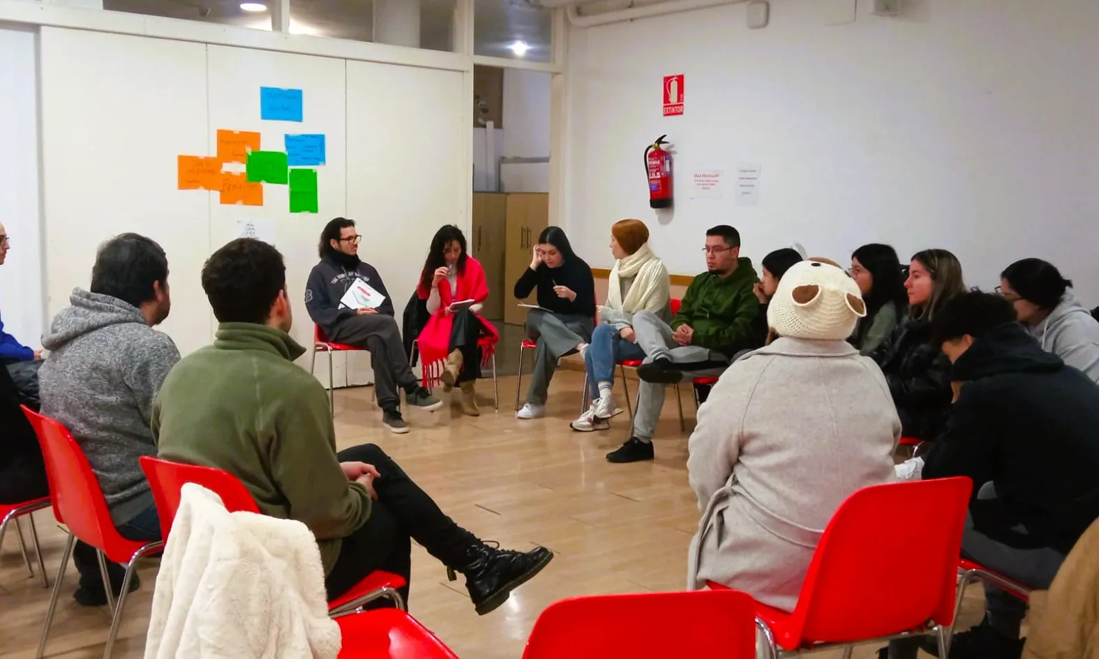 La sensibilització es reforça amb sessions de formació i sensibilització sobre temes com la justícia global i els drets humans que imparteixen des d’entitats especialitzades.