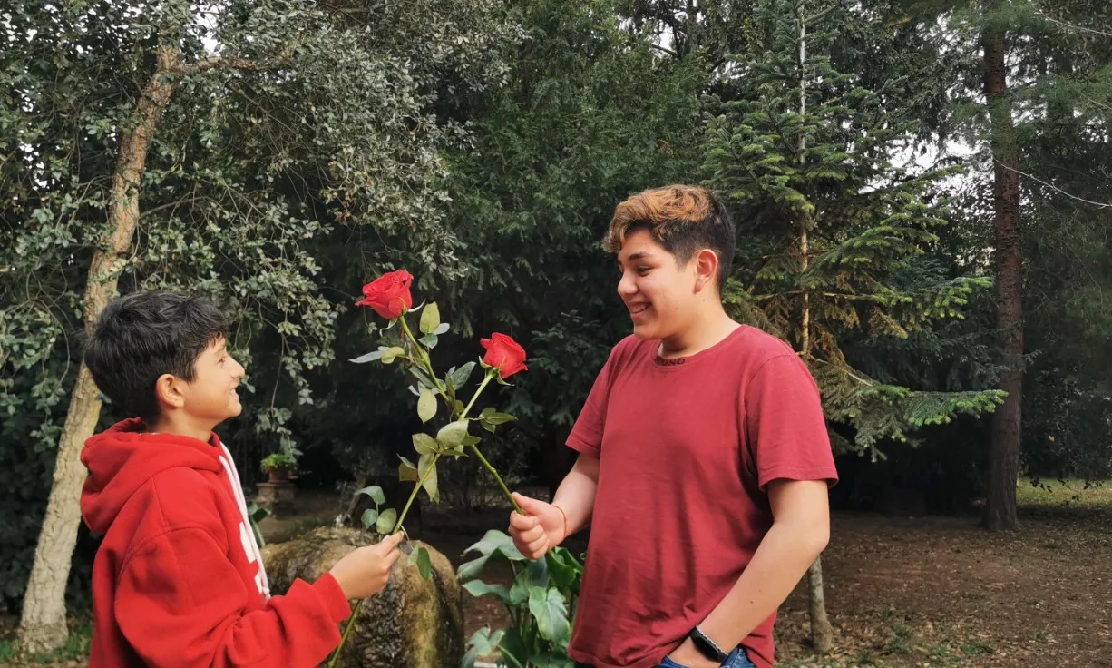 La Fundació Magone ven roses solidària per combatre la pobresa infantil i juvenil.