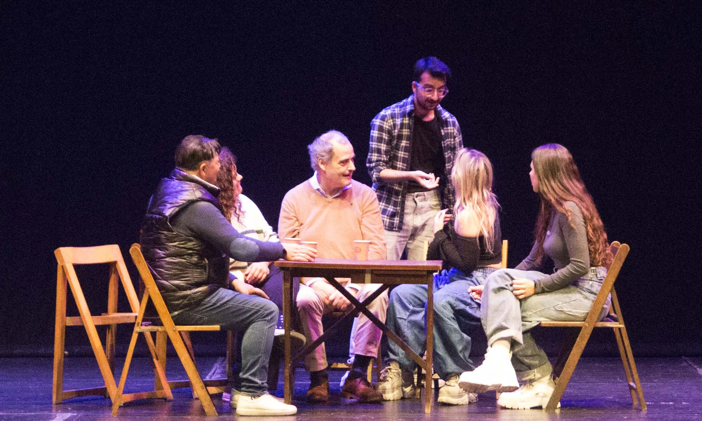 El projecte transformador impulsat pel Centre i Teatre Sarrià aprofita el potencial de les arts escèniques per crear sinergies entre el jovent del barri i persones en situació d’exclusió social.