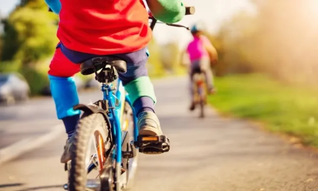 Infants anant en bici per la ciutat per representar la tercera edició de la Kidical Mass. Font: Adobe Stocks