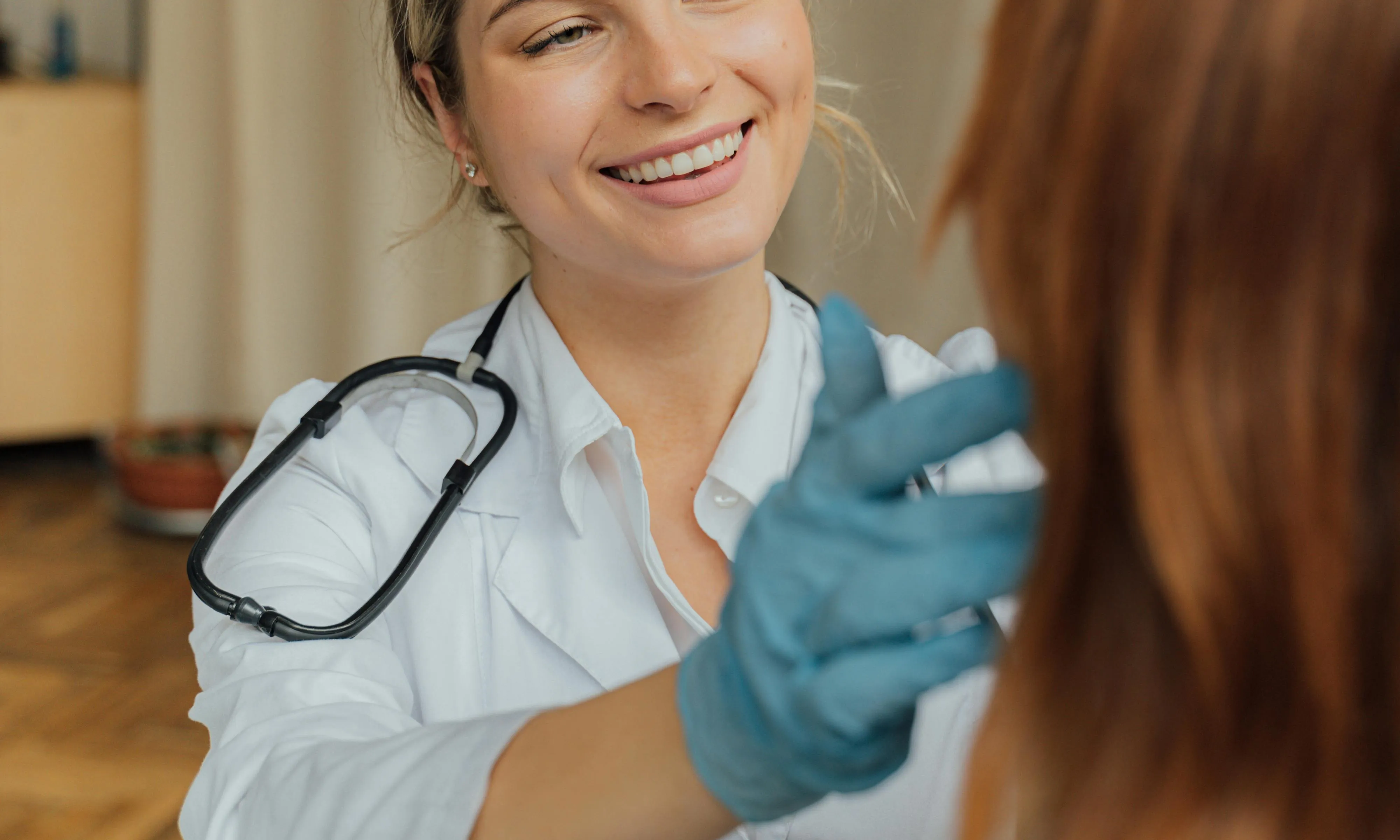 Doctora revisant a una pacient. Font: Pexels - Antoni Shkraba