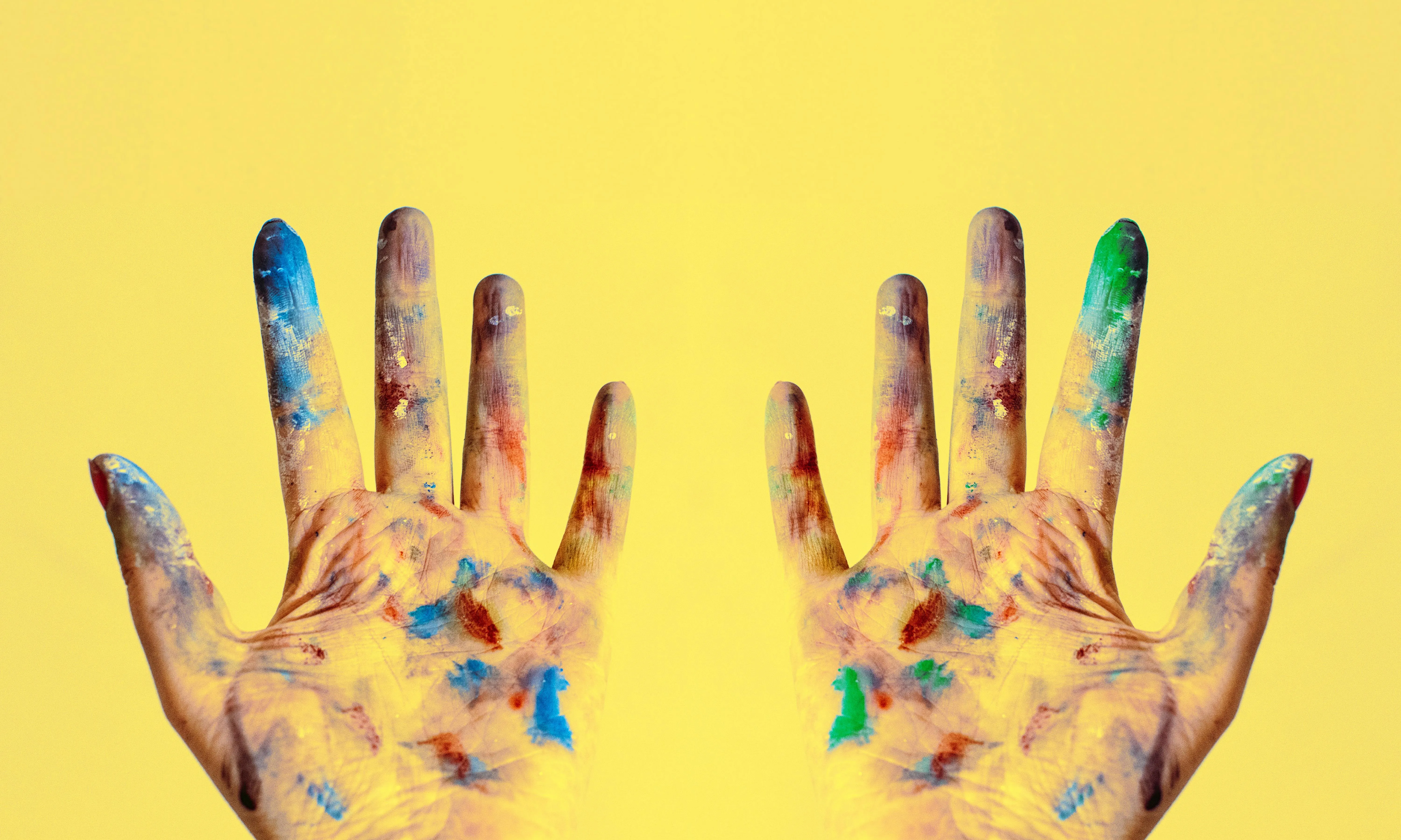 Mans tacades de pintura. Font: Pexels - Lisa Fotios Mans tacades de pintura. Font: Pexels - Lisa Fotios
