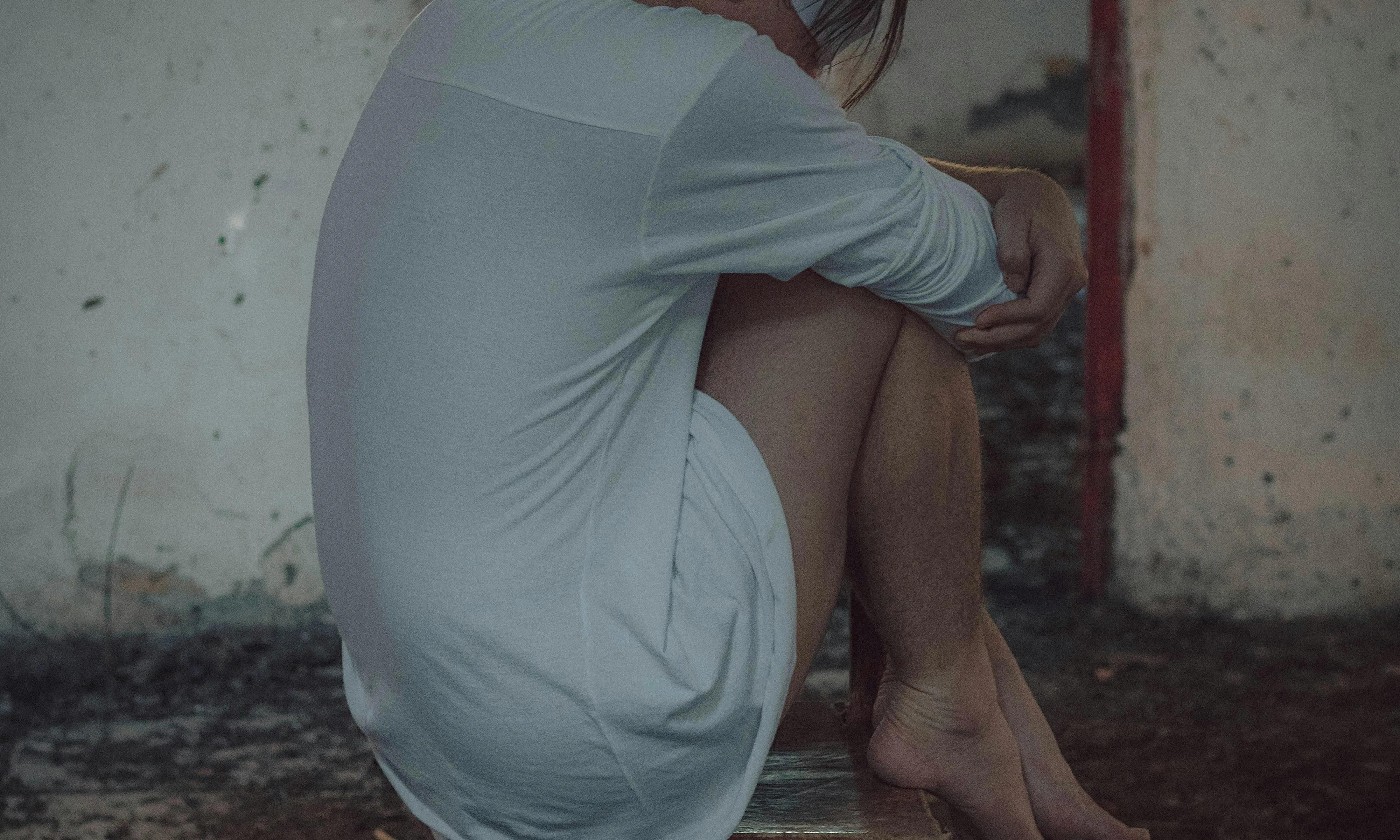 Dona lligada i maltractada. 