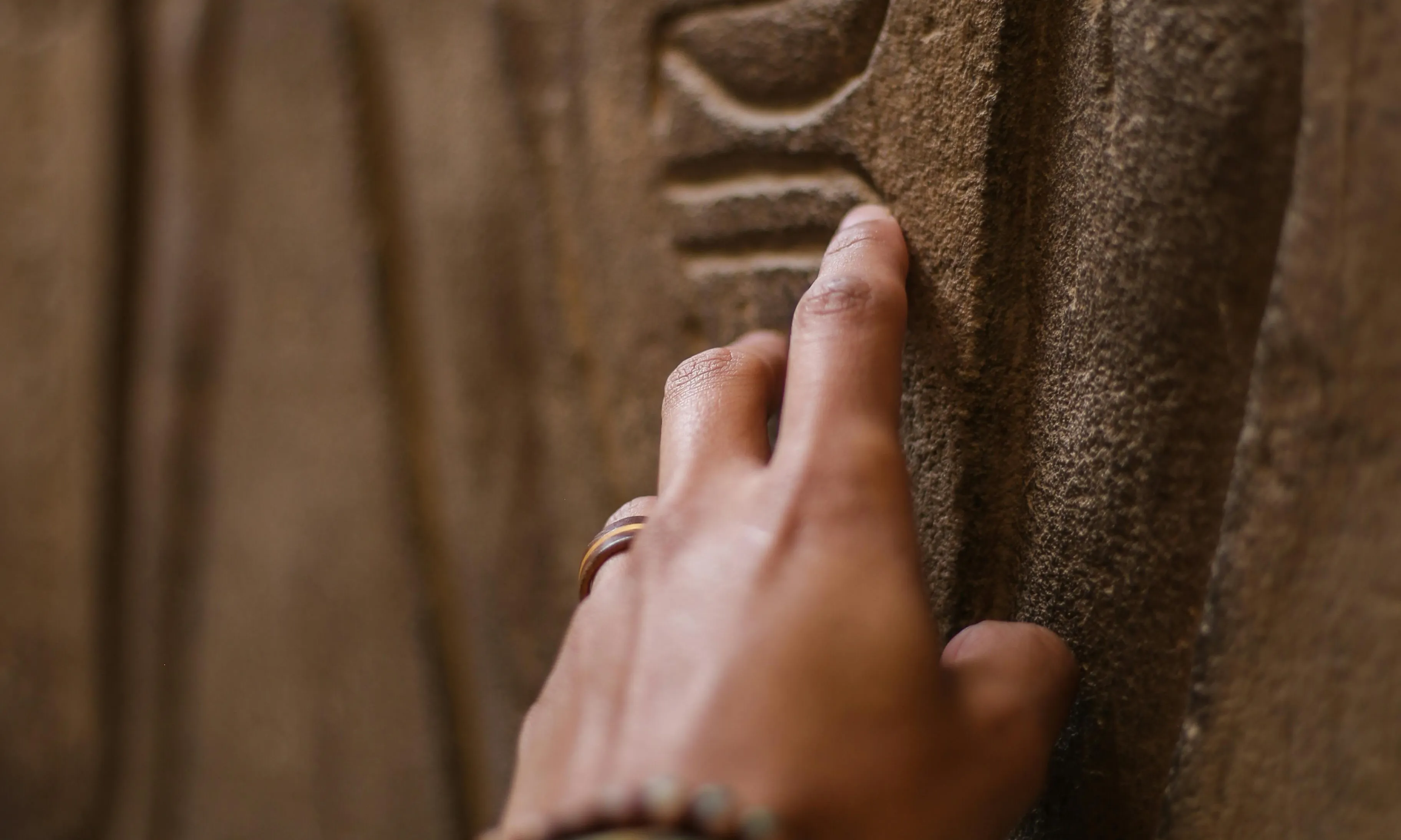 Mà tocant una escriptura en pedra egípcia. Font: Pexels -Oziel Gómez Mà tocant una escriptura en pedra egípcia. Font: Pexels -Oziel Gómez