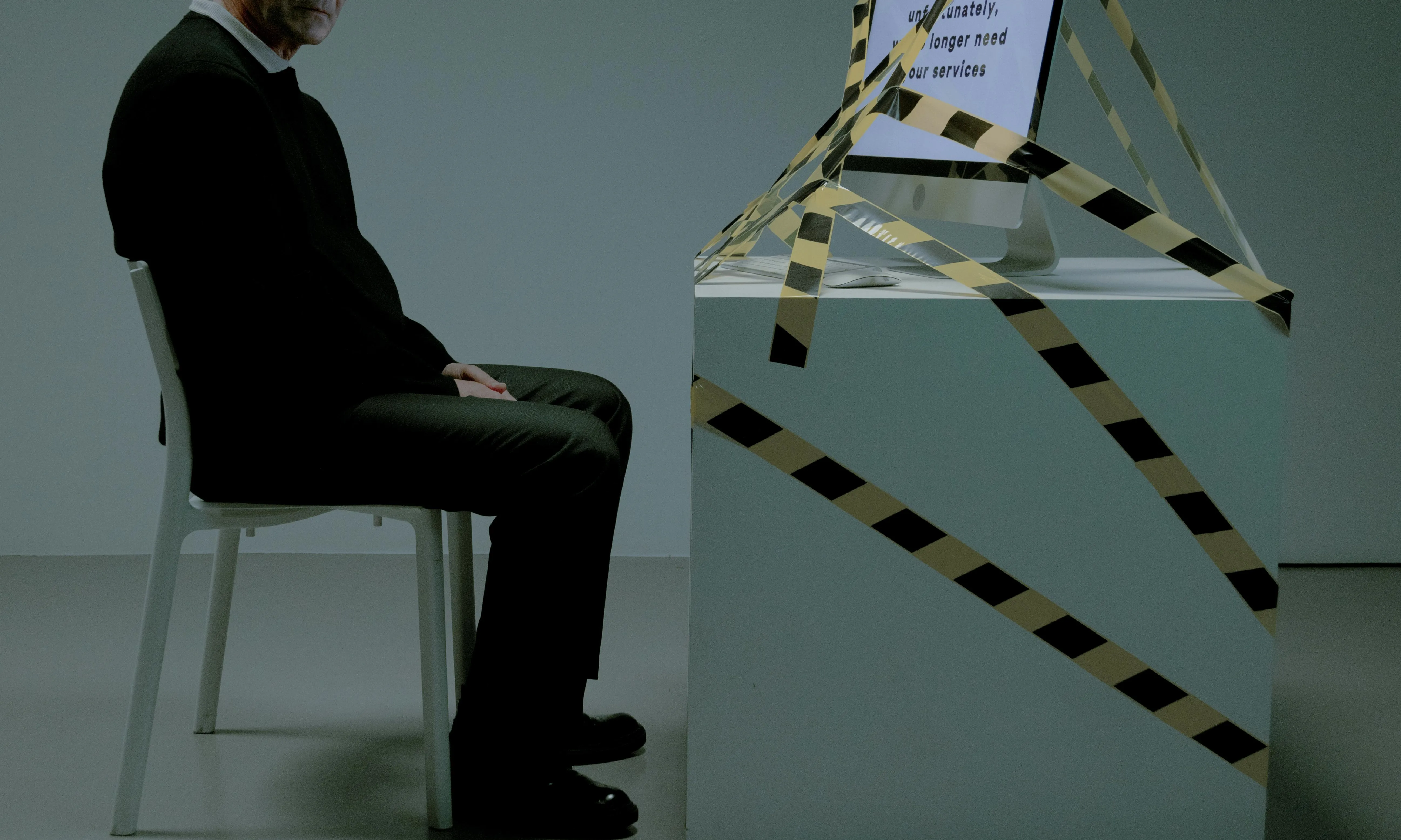 Persona gran davant d'un ordinador al qual no hi pot accedir. Font: Pexels - Ron Lach
