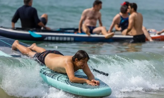 Gaudeix d'un dia inoblidable a la platja de Castelldefels amb la Fundació Demanoenmano!