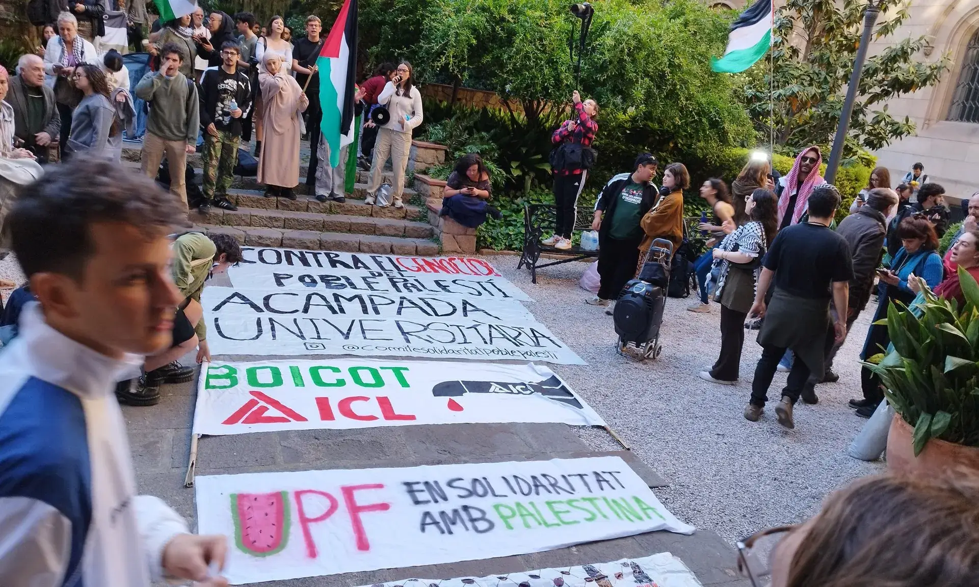 Centenars de joves acampen a la UB per dir prou a la complicitat amb el genocidi a Palestina.