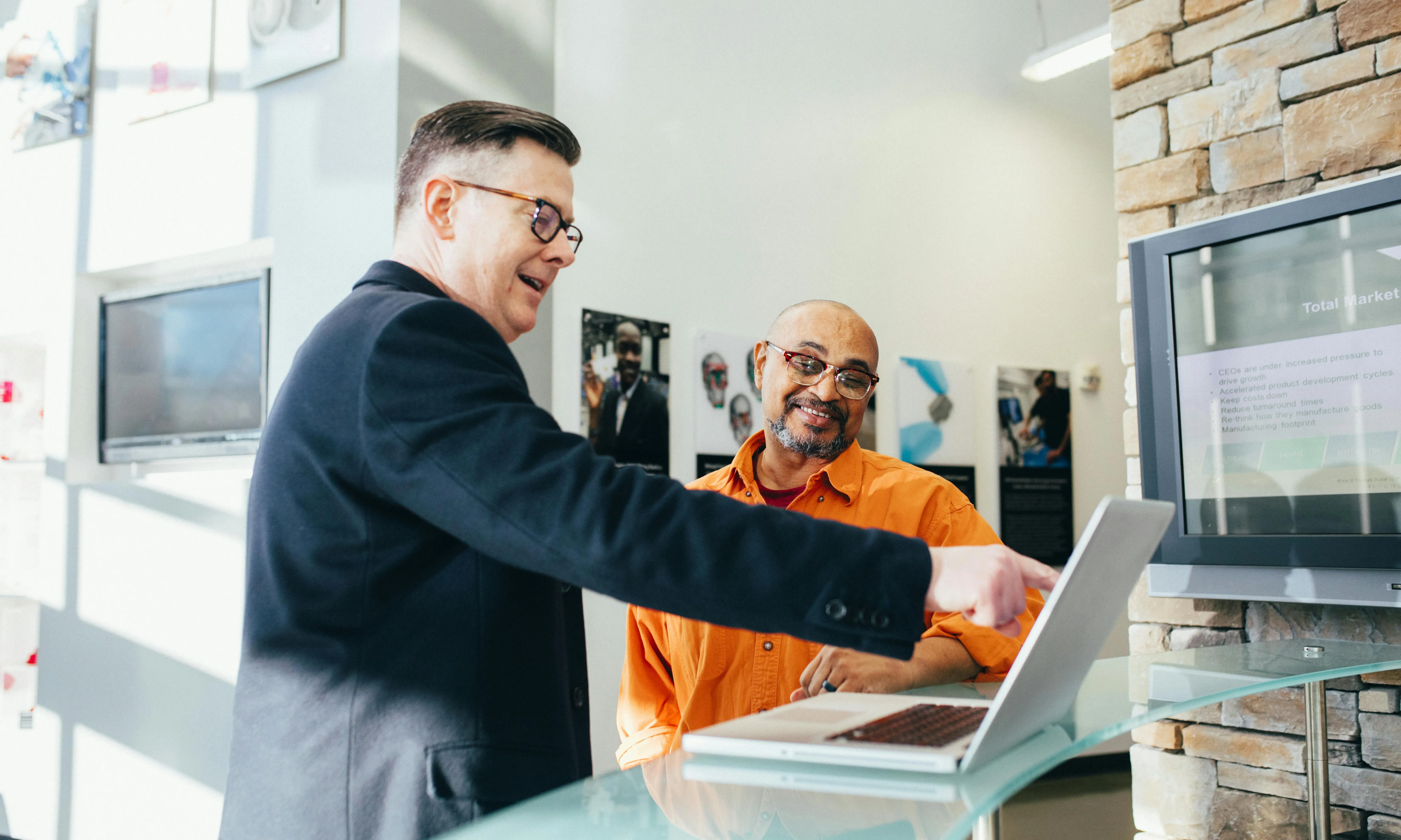 persona ensenyant coses en un portàtil a una altre. Font: Pexels - LinkedIn Sales Navigator