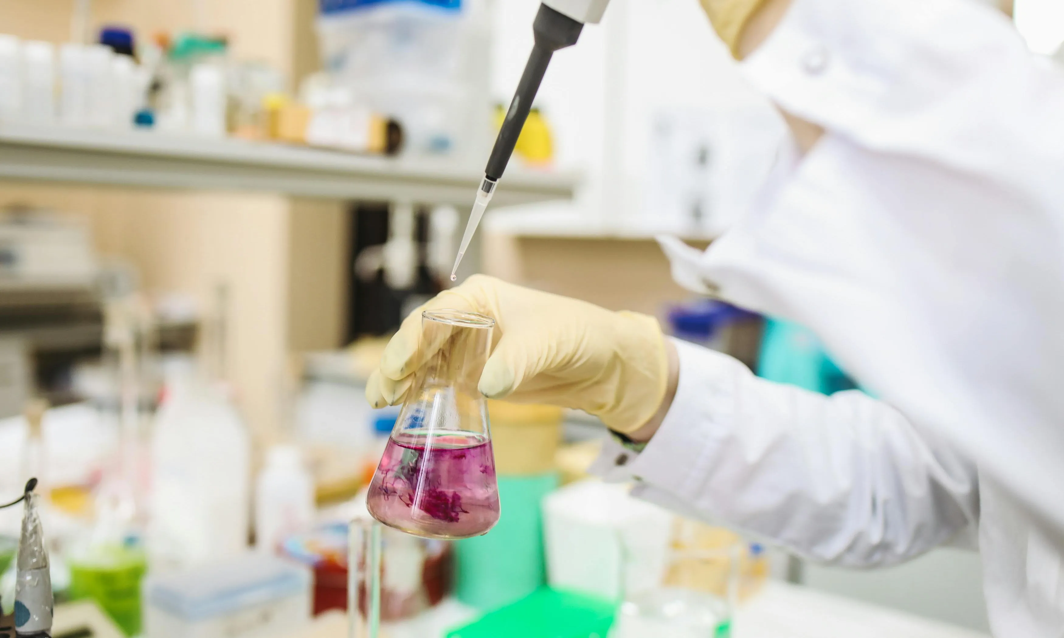 Persona fent experiments en un laboratori. Font: Pexels - Polina Tankilevitch