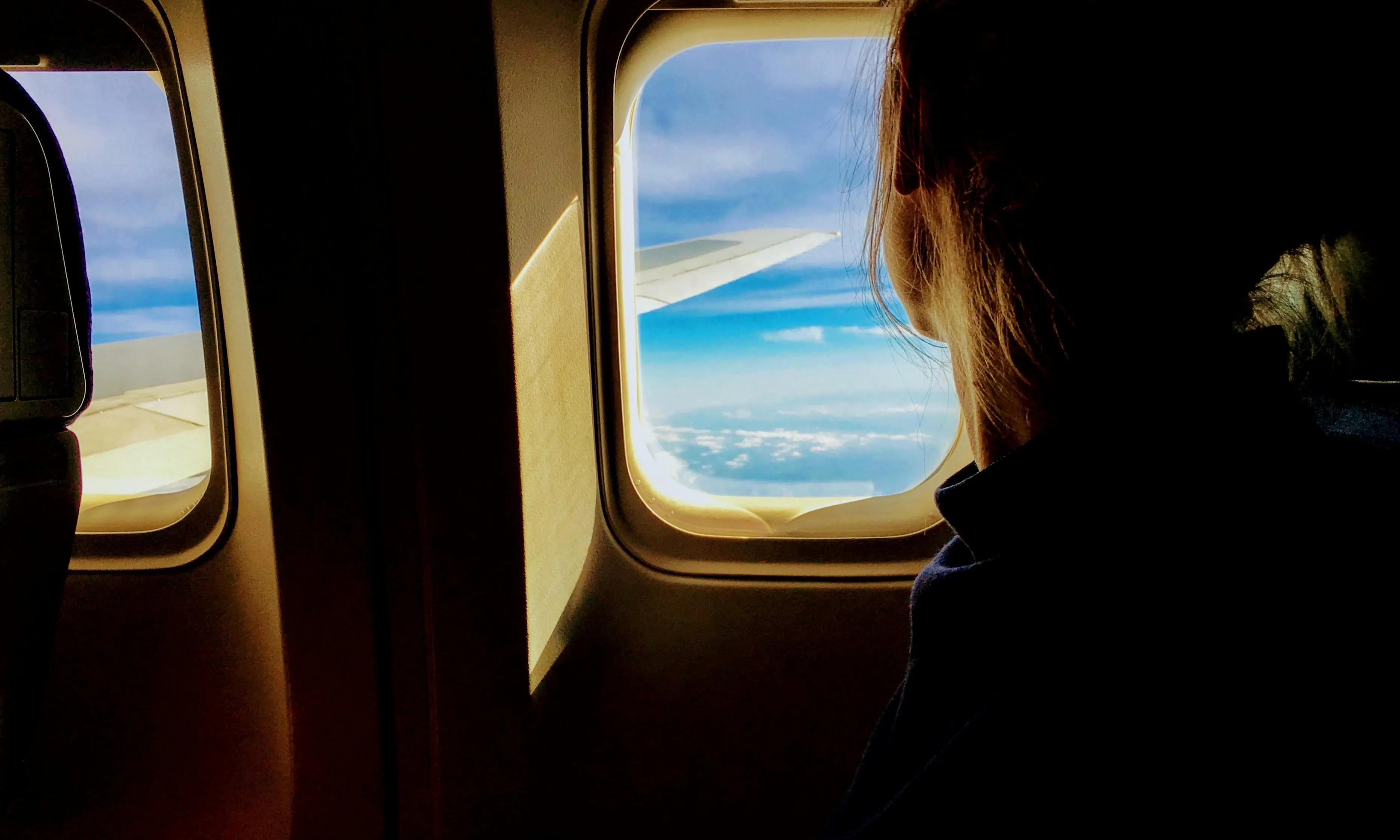 Persona mirant per la finestra d'un avió. Font: Pexels - Tim Gouw
