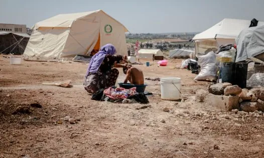 Es reconeix l’estat de refugiat a les persones que han hagut de fugir del seu país d’origen per estar en perill de patir una violació greu dels seus drets humans.