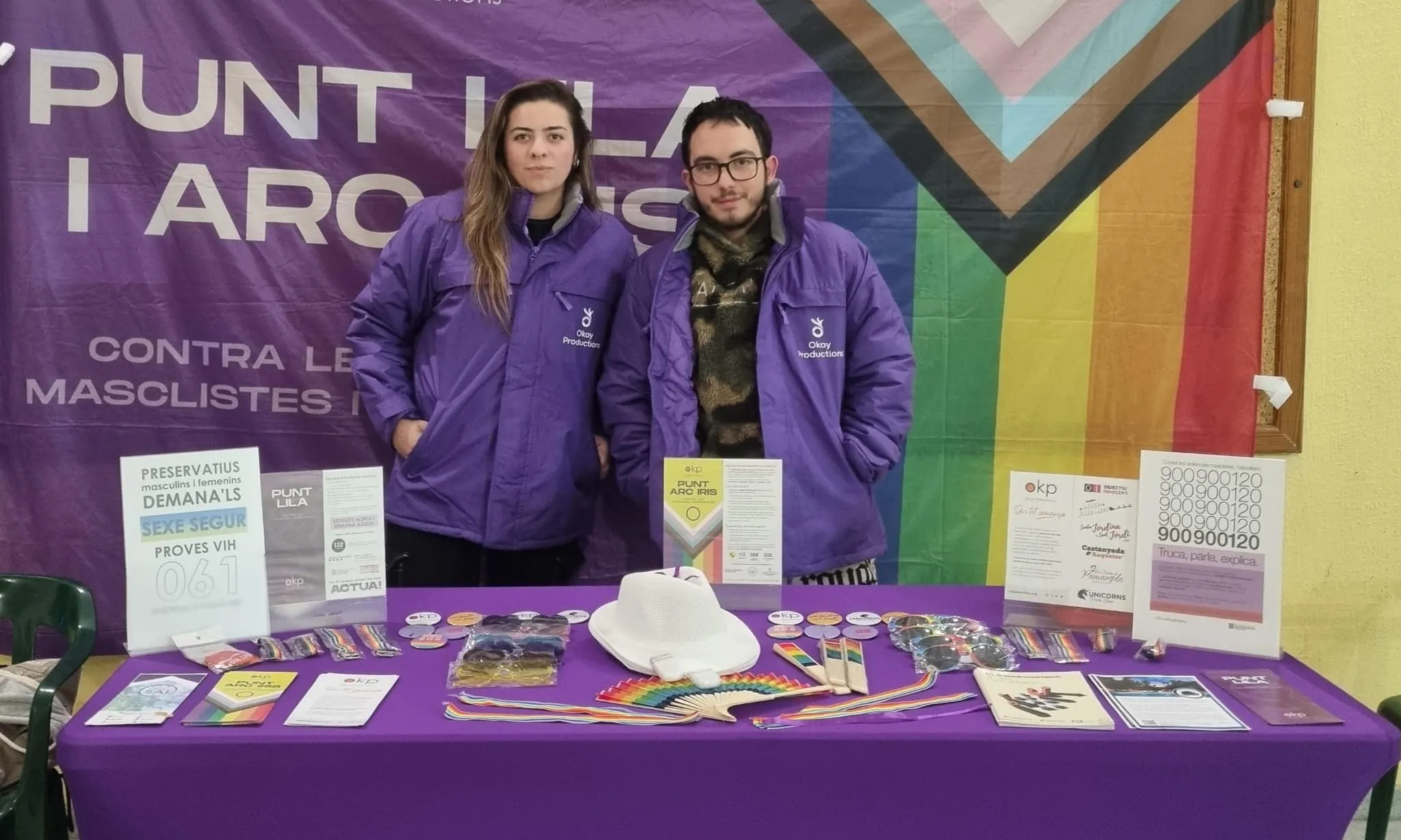 Estand del Punt Lila i LGBTIQ+ d'Okay Productions amb les seves professionals