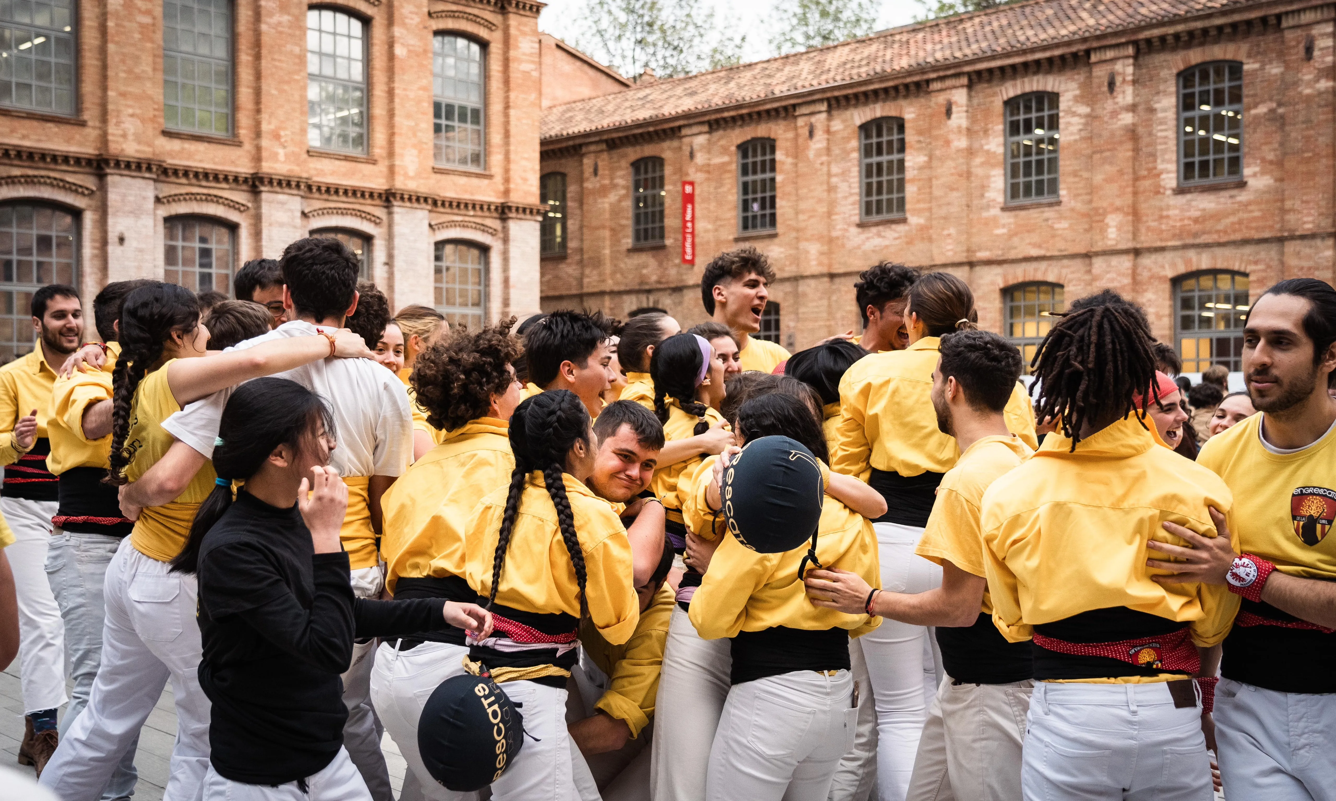 Les colles castelleres universitàries no poden tenir la canalla, ja que ha de ser una persona universitària. 