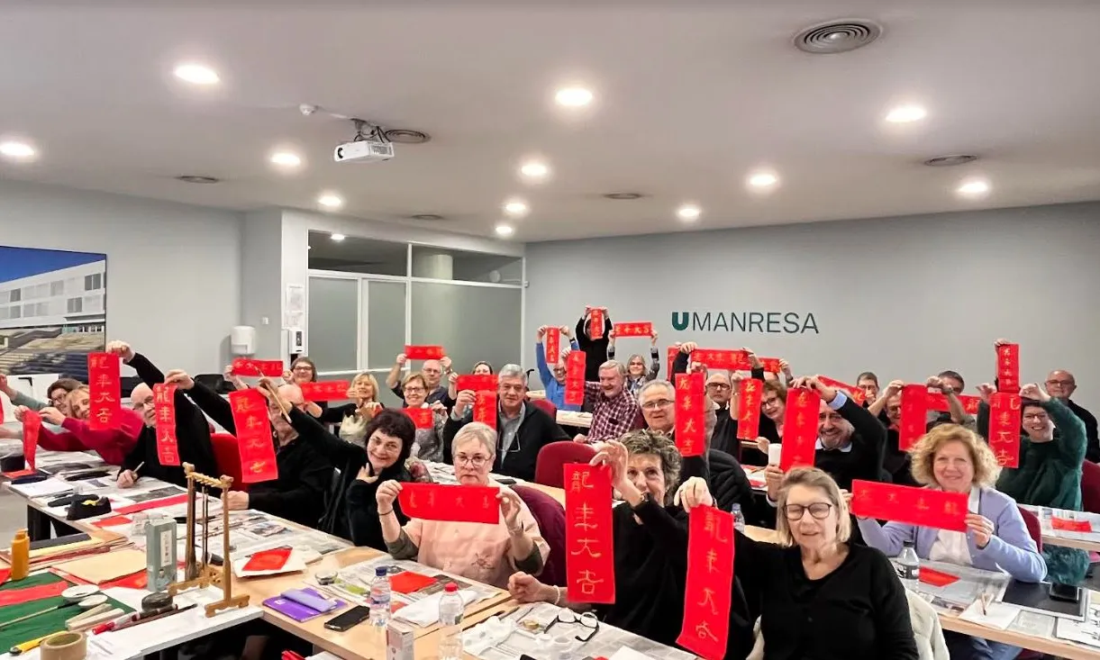 La Xiaobing Wang fa classes de xinès per a adults a la UManresa.