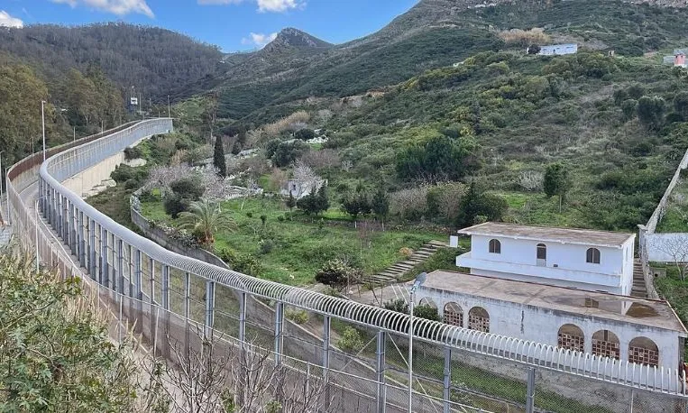 L’estudi de tres entitats que treballen a terreny assenyala la burorrepressió i la vulneració sistemàtica de drets de les persones migrants a les Canàries, Ceuta i Melilla.