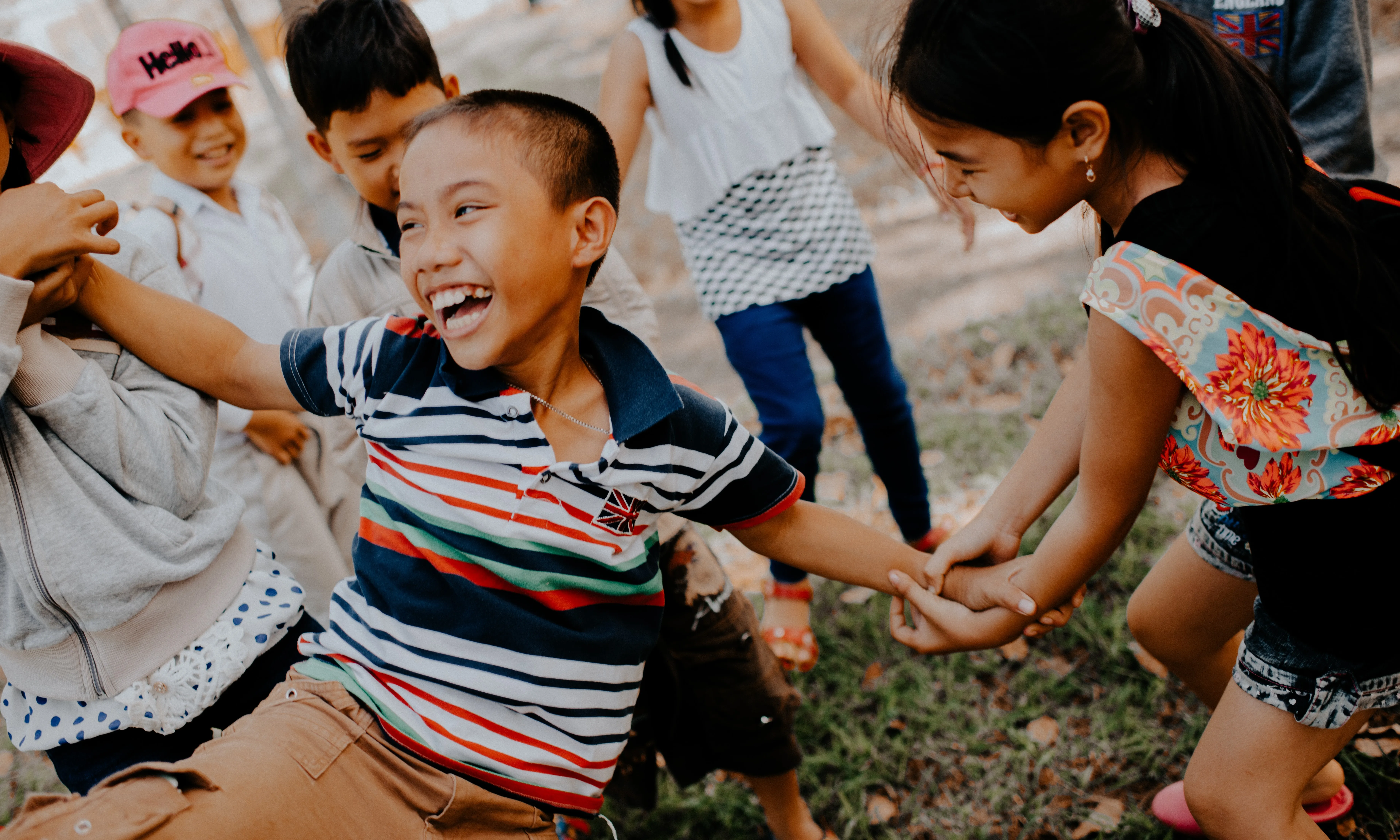 La normativa determina les titulacions necessàries que han de tenir les persones encarregades de l'activitat.