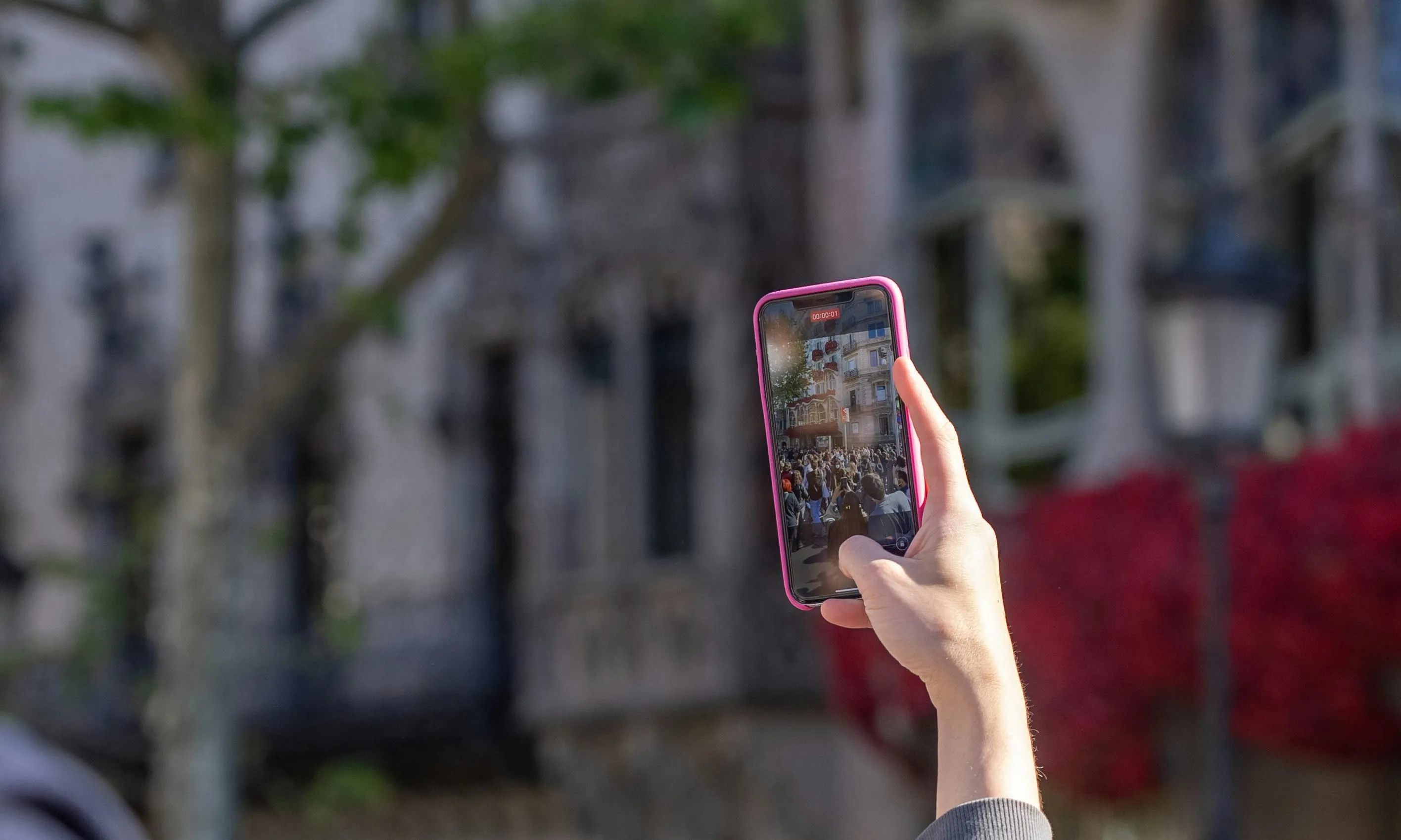 Mà amb un mòbil fotografiant la Casa Batlló. Font: Pexels - Dario Fernandez Ruz