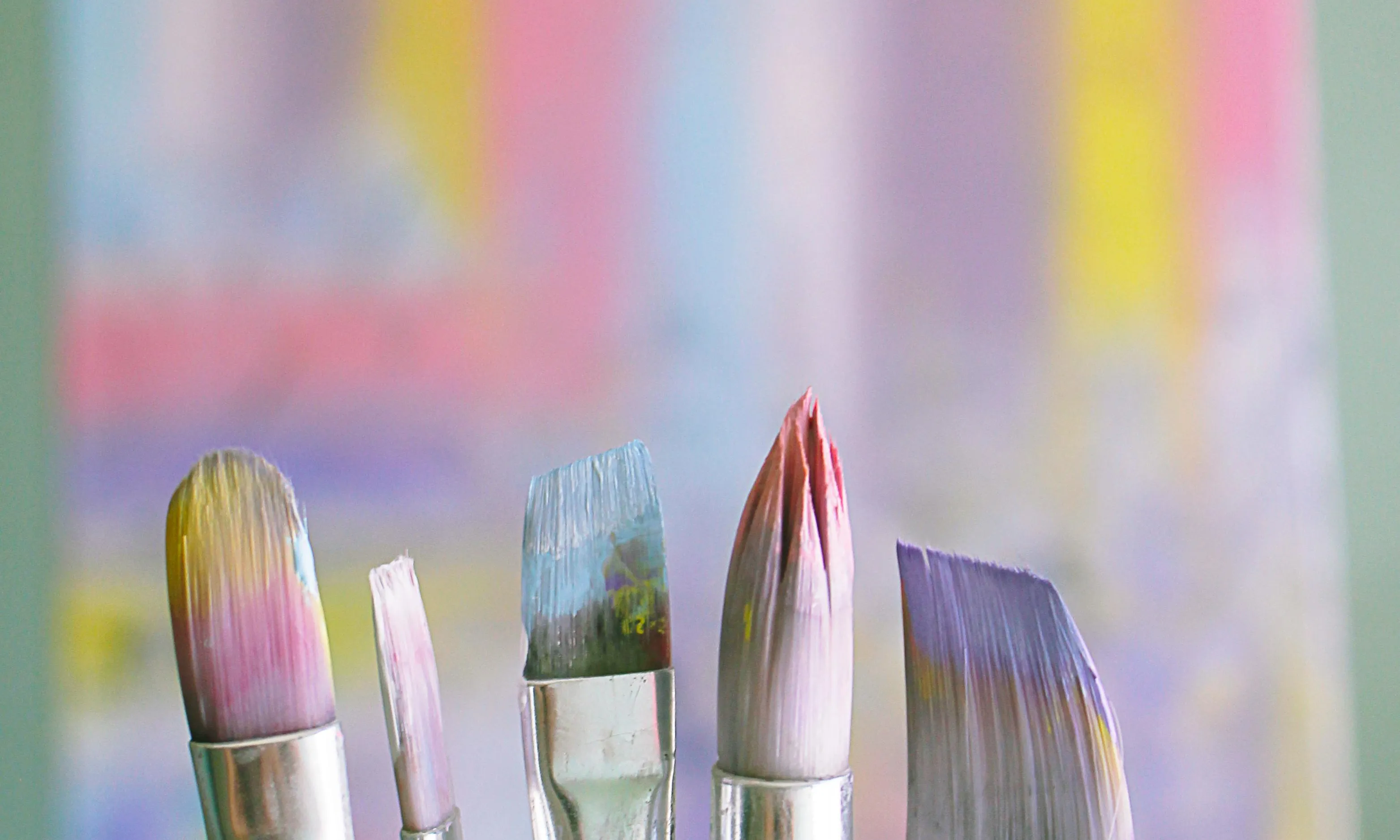Pinzells en primer pla i un quadre al fons. Font: Pexels - Deeana Arts
