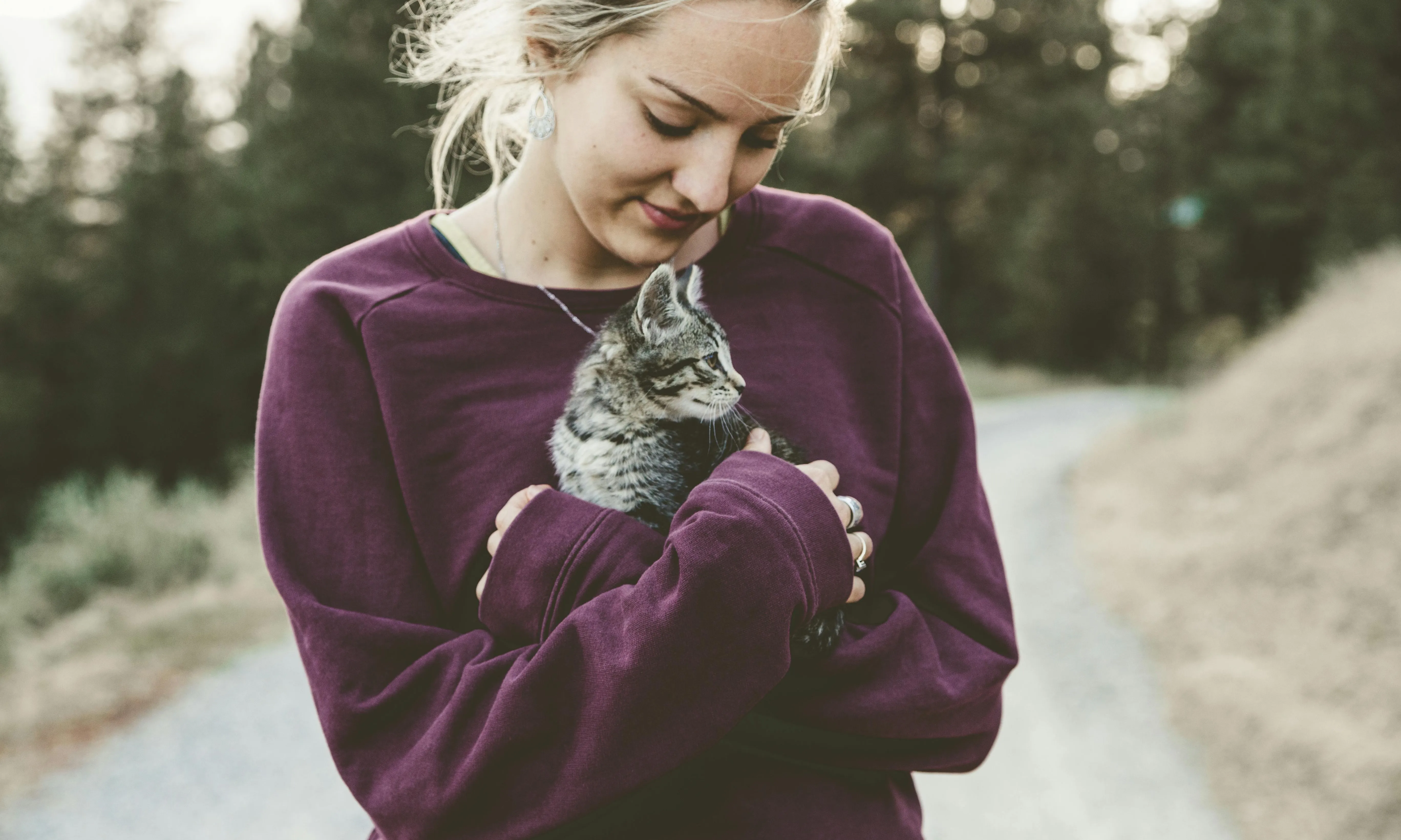Noia abraçant un gat. Font: Pexels - Japheth Mast