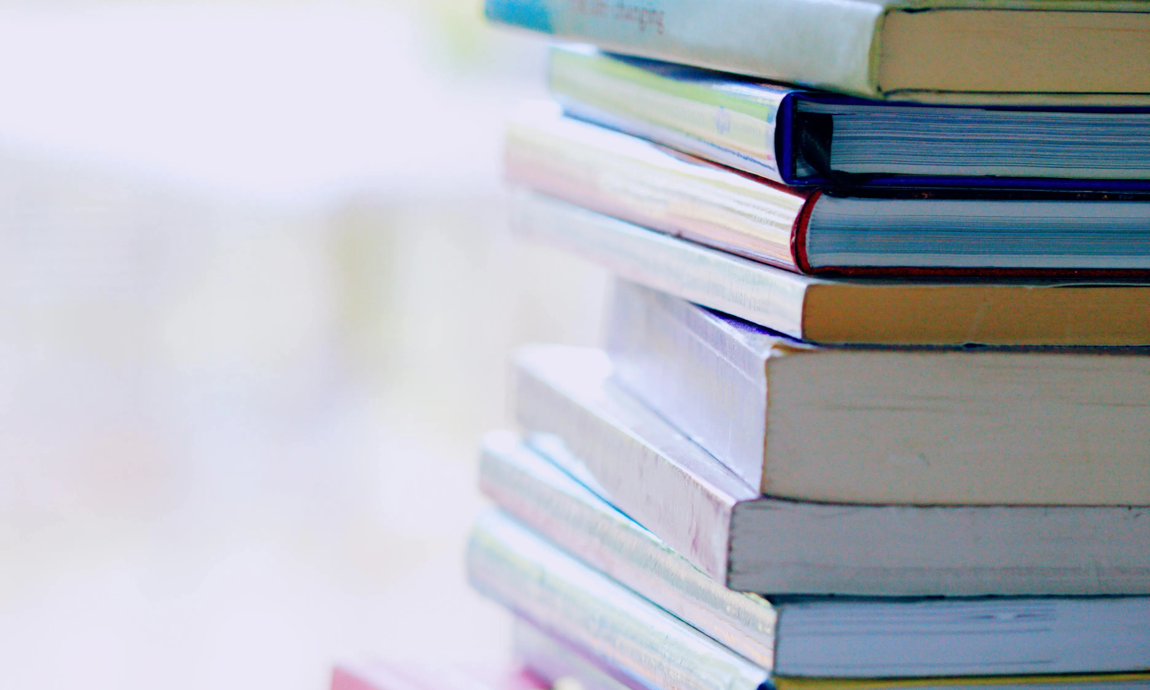Llibres apilats. Font: Pexels - Alexander Grey