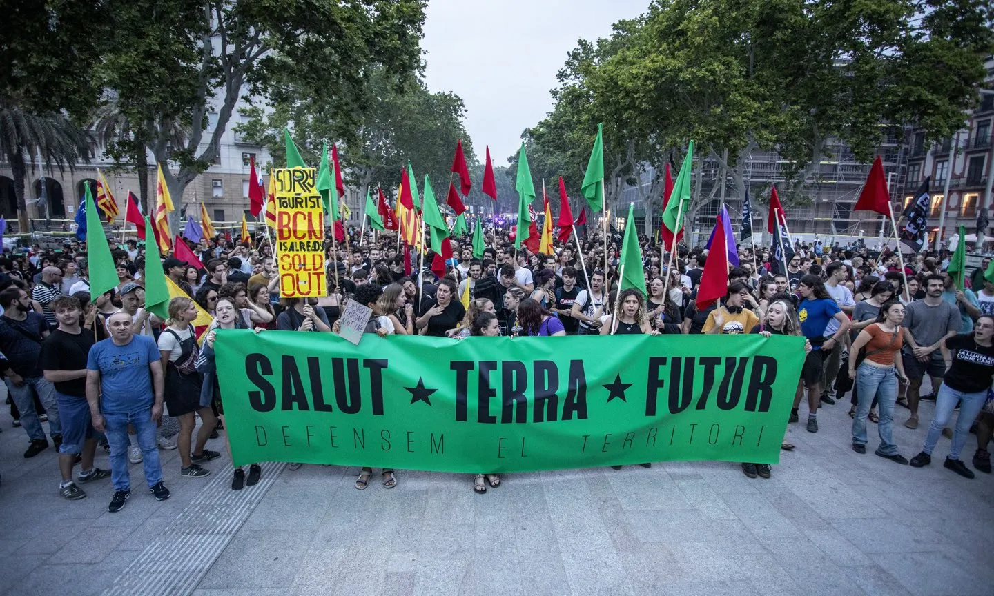Milers de joves s’han manifestat pels carrers de Barcelona, aplegats sota el moviment ‘Salut, Terra, Futur’.