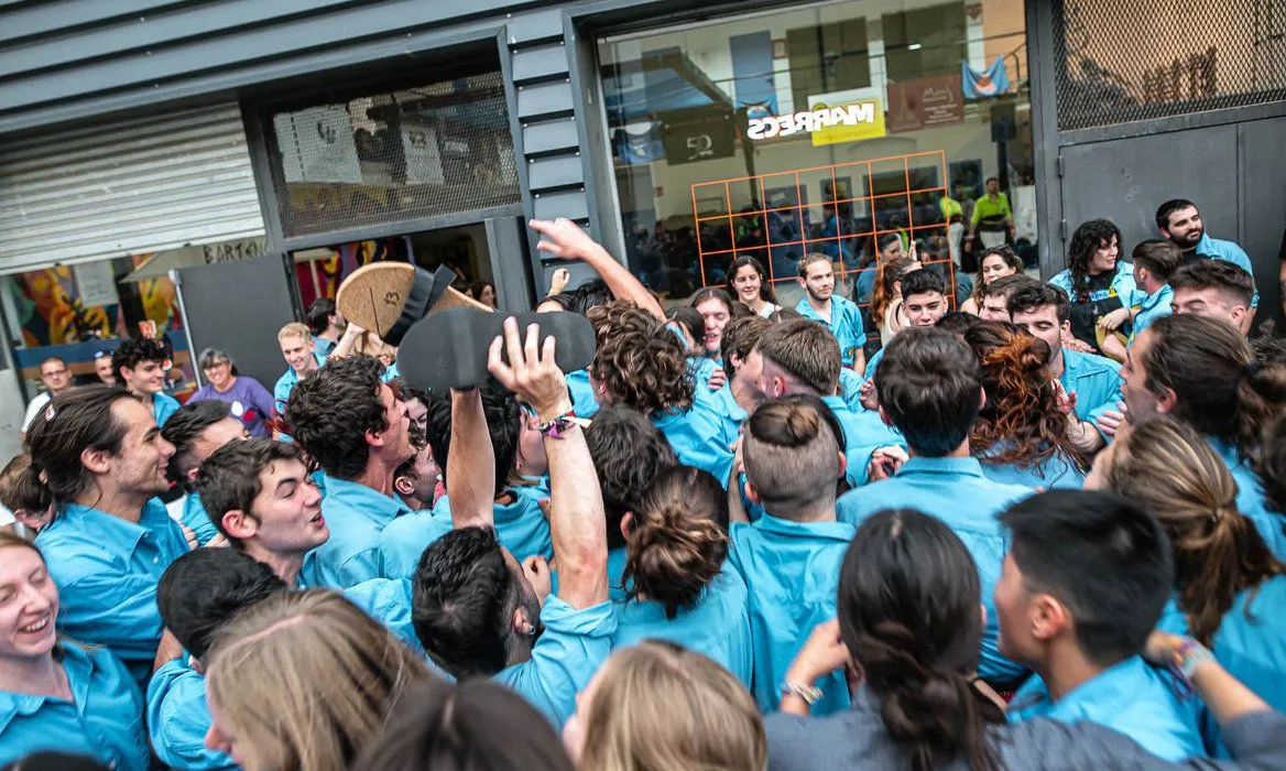 Els Xoriguers són la tercera colla castellera universitària més antiga de Catalunya.