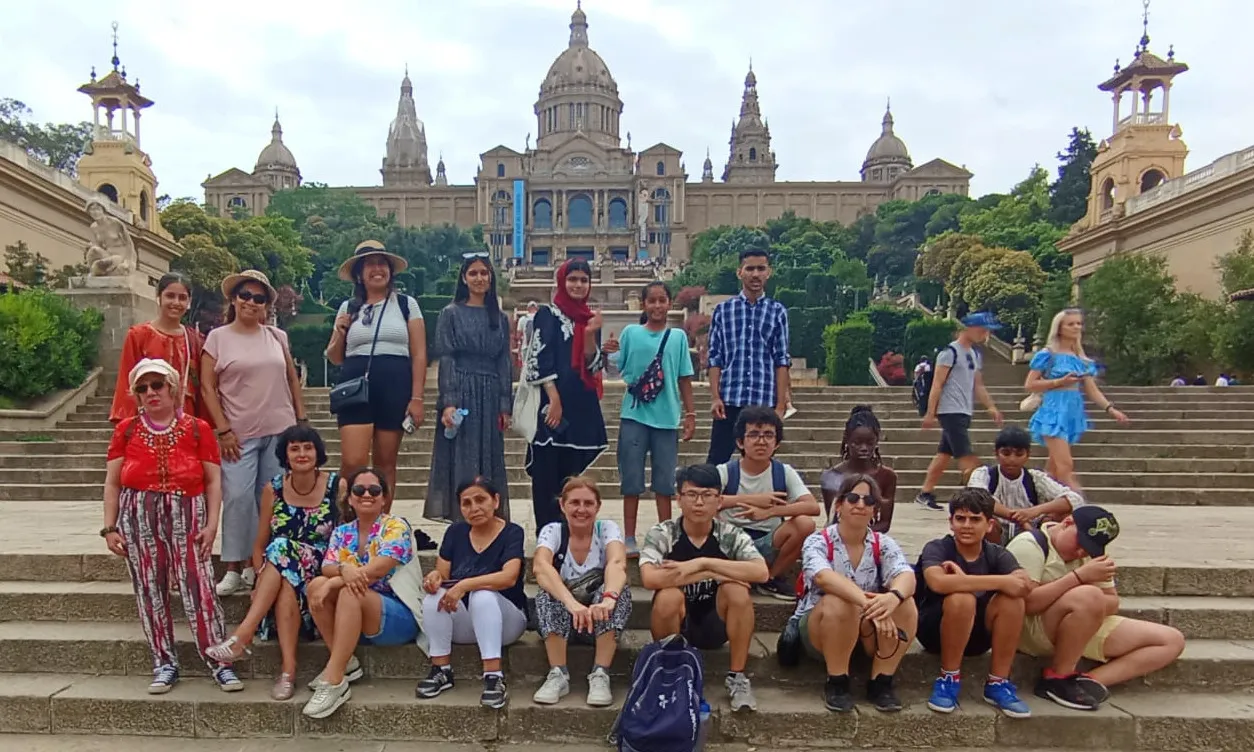 Les participants en la Gimcana Verda Intergeneracional en acabar l'activitat. Font: Xarxa Òmnia.