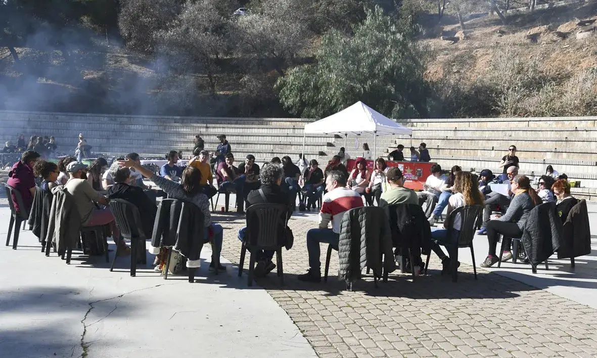 Taula rodona sobre gestió comunitària a l'amfiteatre de les Roquetes