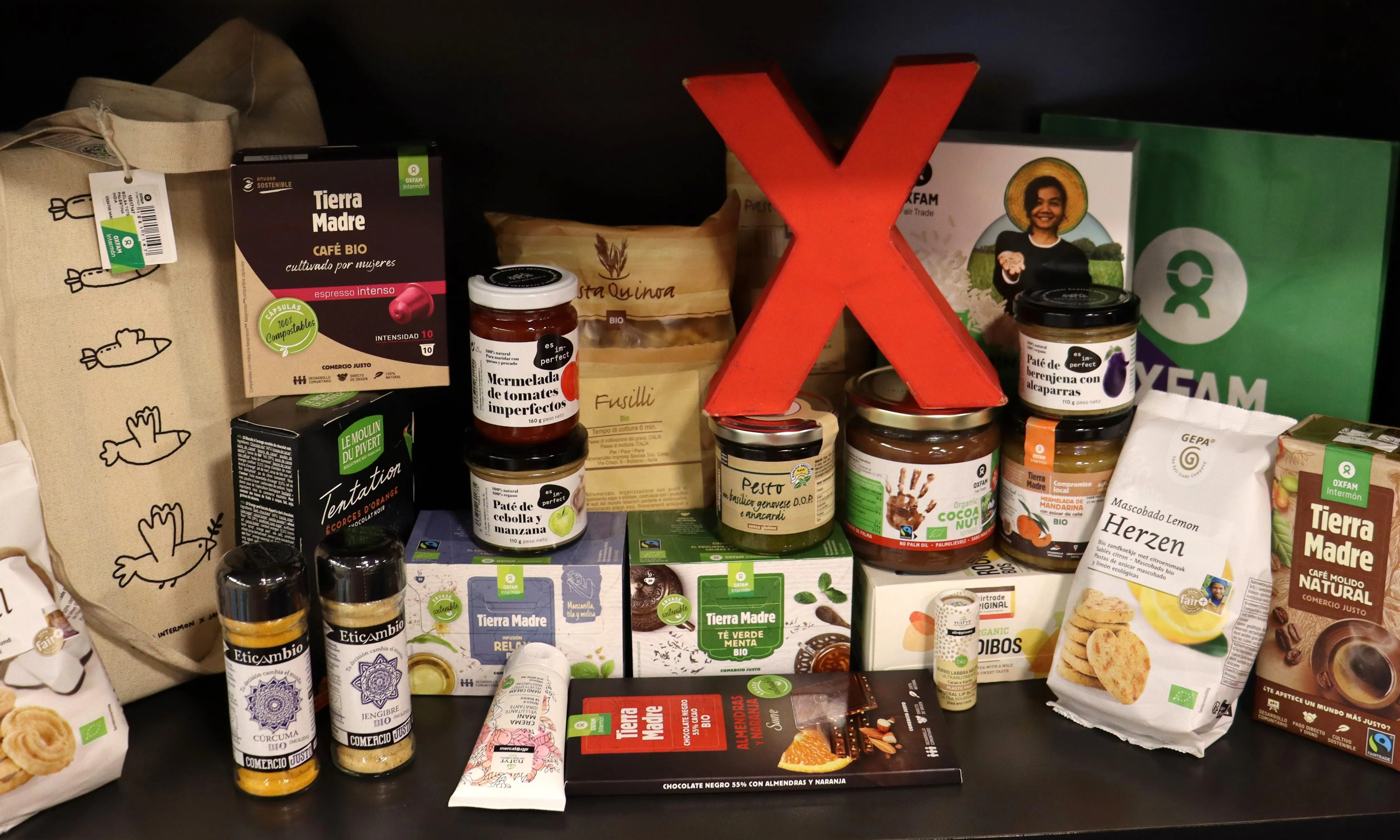 Imatge del lot de productes que se sortejarà entre les persones que responguin al qüestionari.